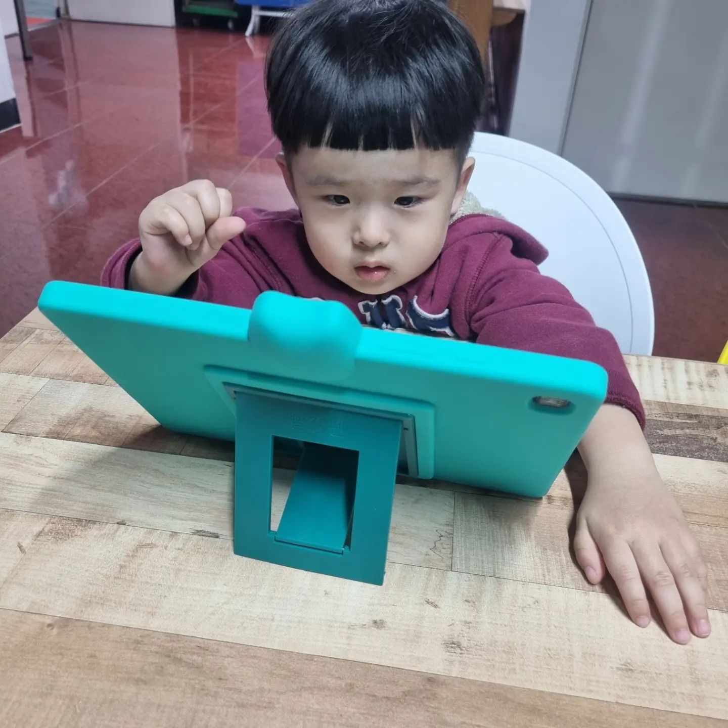 교회식당에서 점심 기다리고  있을때

도윤이가 좋아하는 영어듣고 있는

모습이  진지하게 보여서 찰칵했어요~~^^

#도요새영어라이브러리 #영어동요 #영어노출 #영어동요듣기 #웃으면서 #보고있다 #진지한모습 #꾸준히하기