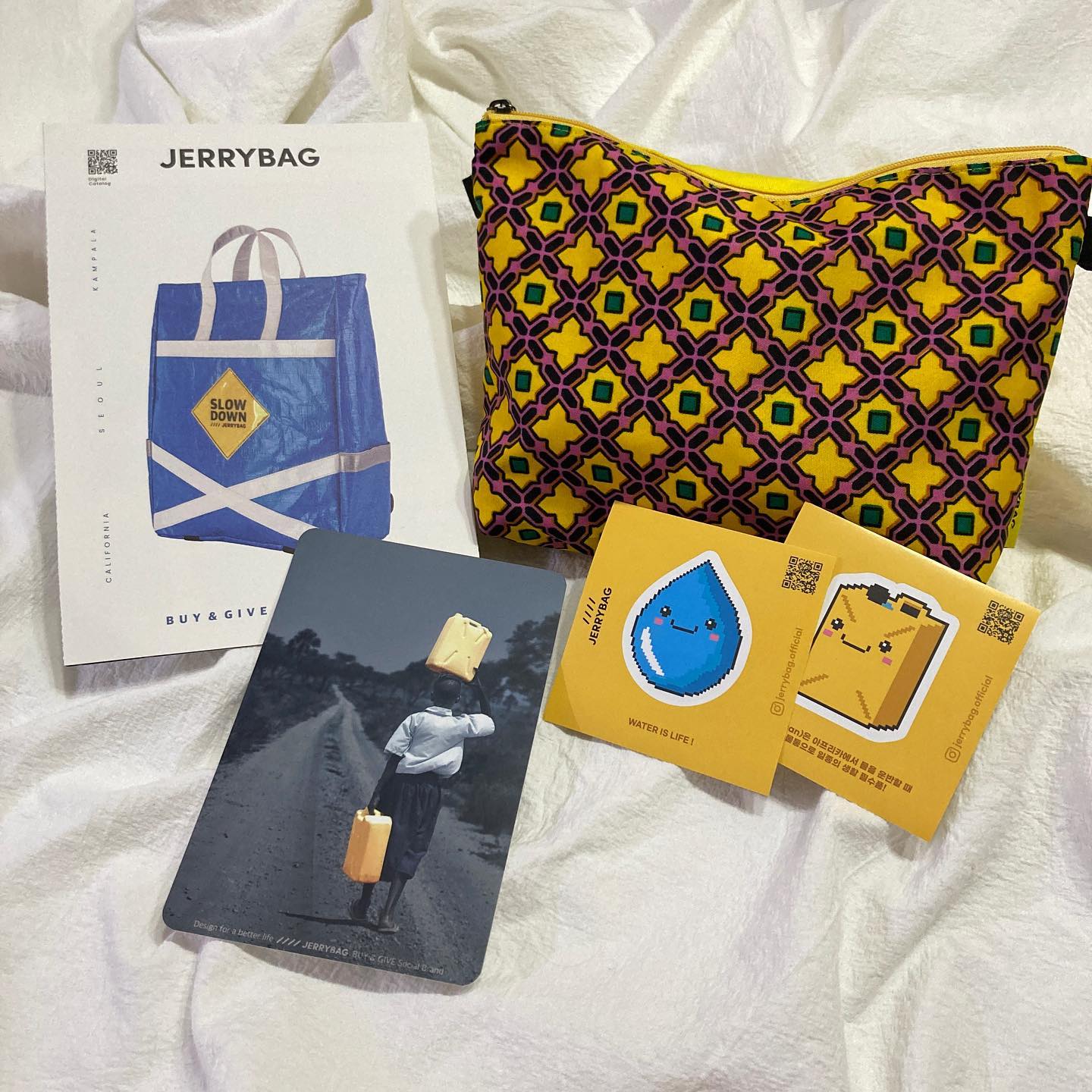 #협찬 jerrybag.official

아프리카 아동의 물 운반을 돕고자
안전한 길을 선물하는 BUY & GIVE
소셜 브랜드 JERRY BAG

그 중 제리백 세렝게티 파우치는 아프리카 일대에서
찾아볼 수 있는 화려한 패턴의 면 직물인
키팅게 원단으로 아프리카 우간다에서
직접 공수하여 한정적으로 제작된다고 합니다.

그동안 1년 넘게 사용해 온 파우치를 정리하고
제리백 세렝게티 파우치를 사용한지 1주일 정도 됐는데요.

가로 18cm, 높이 15cm, 폭 4.5cm
생각보다 꽤나 넉넉한 사이즈의 파우치로
여성용품은 물론 화장품, 미니 가글, 통장까지
너무나도 다양한 물품을 수납할 수 있었어요.

내부의 한 면에 총 3개의 파티션이 구분되어
립밤이나, 머리끈과 같이 작은 물품을 수납하기에도 용이했구요.

외부 상단 양 끝에 고리가 있어 키링이나 카라비너를 걸어
가방으로도 사용할 수도 있겠더라구요.

개인적으로 Simple is best를 외치는 사람이라
흔하지 않은 화려한 패턴의 원단이 조금 부담스럽다는
생각을 하기도 했는데 사용하다 보니
오히려 밋밋하지 않고 포인트가 되어 마음에 들더라구요.

실제로 보는 사람들마다 어디꺼냐고 물어보기도 하더라구요

판매 금액의 10%가 아프리카 아동들을 위해
사용된다고 하니 이왕 사용하는 파우치
조금 더 의미 있고, 조금 더 가치 있게
제리백과 함께하면 어떨까요?

자세한 내용은 제리백 공식 홈페이지 www.jerrybag.com

#제리백 #세렝게티파우치 #아프리카패턴소품 #아프리카패턴파우치 #선물추천 #가치소비 #지인선물 #회사선물 #단체선물 #여행용파우치 #답례품 #결혼선물 #돌잔치선물