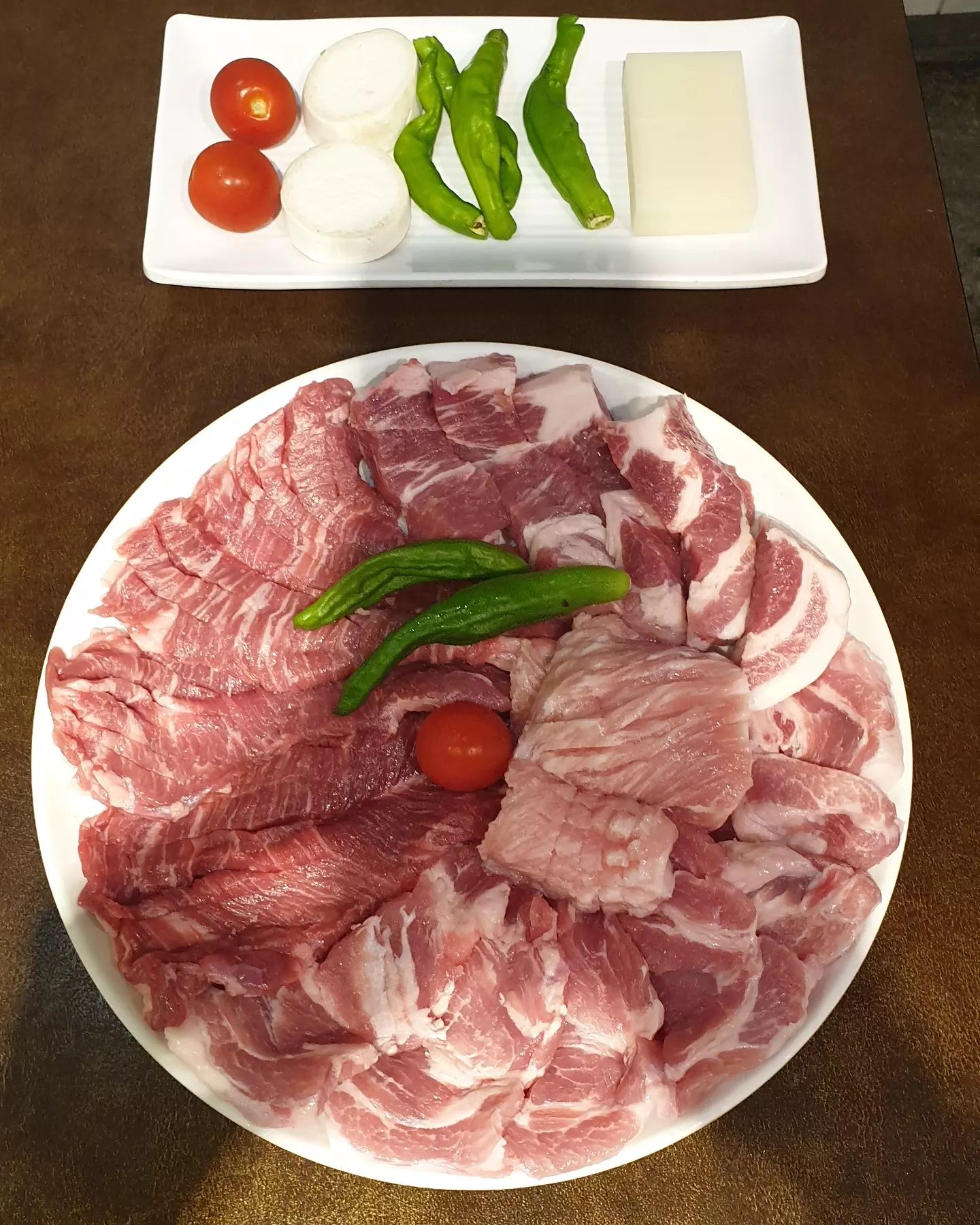 지금까지 내가 먹은 특수부위는 아무것도 아니야...
남편과 한 입 먹고 둘다 눈 똥그래지면서 " 이거뭐야? "😶😶 .

고맛잘(고기맛을 잘 아는) 남편도 고기 맛있고 식감 좋다며 여기서 회식하고 싶다고 한 #간받이집 🐷 .

협찬이지만 오늘 친동생에게도 추천한 집💜 .
(광코 간다길래 꼭 가라 했어욤....👉👈 ) .

간받이살+깍뚝살+꼬독살+항정살+돼지껍데기 2-3인 모듬 600g이 가성비 좋은 가격에 (45000원) , 시원한 생맥 한잔이 1900 원이니 이만한 여름날의 행복이 또 있을까 👍 .

간받이살은 쫄깃한데 연하고, 깍뚝살은 사각사각 씹히는 식감 , 꼬독살은 갈비살같은 느낌 , 항정살은 아는 그 맛 🙈 .

여기서 특수부위 먹고나면 다른데서 못먹을껄유,,,,🙌🙌 .

다음에는 둘이가서 두판 먹을거야 💪💪 .

#광코고기집 #광코맛집 #광장코아맛집 #간받이집 #광코고깃집추천 #광코핫플 #광코술집추천 #광코 #광장코아특수부위집 #광장코아간받이집 #대구간받이집 #리뷰노트 #협찬 #두류동맛집 #두류동고깃집 #대구핫플