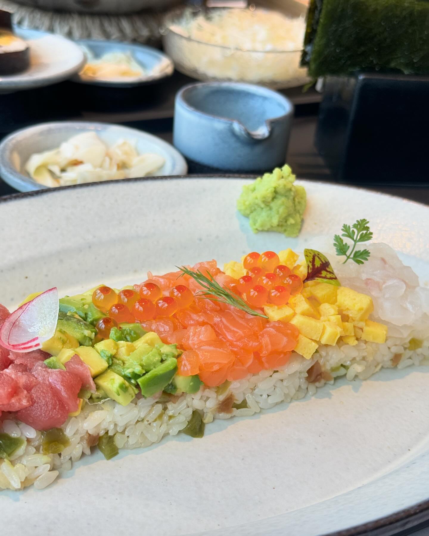 #협찬 
와아 오랜만에 일식 찐 맛집을 찾았어요! 
고급스러운 분위기에 특색있는 메뉴들이 가득했던 #광화문맛집 #히바린 🫧✨🩵

유명 호텔 일식 쉐프들이 메인이라 그런지 여타 음식점과는 차원이 다른 메뉴 구성과 맛을 자랑합니다. 

육즙이 넘치는 카츠의 맛이 참 좋아서 보니까 국내산 냉장육으로 만들더라고요. 그래서 그런지 퀄리티가 참 좋고 일본의 정통 카츠 본연의 맛을 느낄 수 있었던 ’히바린‘이었어요.

전 오늘 히바린 디타워점 시그니처 메뉴만 먹어봤어요.
모듬카츠반상, 얼큰차돌우동반상, 카이센동입니다. ’반상‘으로 구성되어 있는 메뉴는 메인요리 + 후토마끼와 우동이 제공되어서 #광화문점심식사 찾는 사람들에게 딱일 것 같아요🍱

저녁엔 주류와 페어링하기 좋은 메뉴들이 따로 있습니다. #광화문디타워맛집 답게 평일엔 직장인 점심, 저녁에는 회식이나 모임장소, 주말엔 데이트하기에 딱이라는 생각이 들었어요. 광화문 전경을 가득 담아내는 통창으로 분위기가 참 좋거든요. (다음엔 디너로 가볼래요!)🧡

어쩐지 나만 알고싶은 캐주얼 다이닝인데 곧 예약하기 어려워지지 않을까 싶습니다.

☑️ 종로구 종로3길 17 디타워 3층 히바린
☑️ 주차가능
_
#디타워 #광화문역맛집 #d타워#광화문맛집추천#광화문디타워 #광화문d타워 #d타워맛집 #광화문디타워맛집 #광화문맛집히바린 #히바린광화문d타워점 #종로점심 #종로회식장소 #광화문일식 #서울돈까스 #종각이자카야 #광화문광장맛집 #서울종로맛집