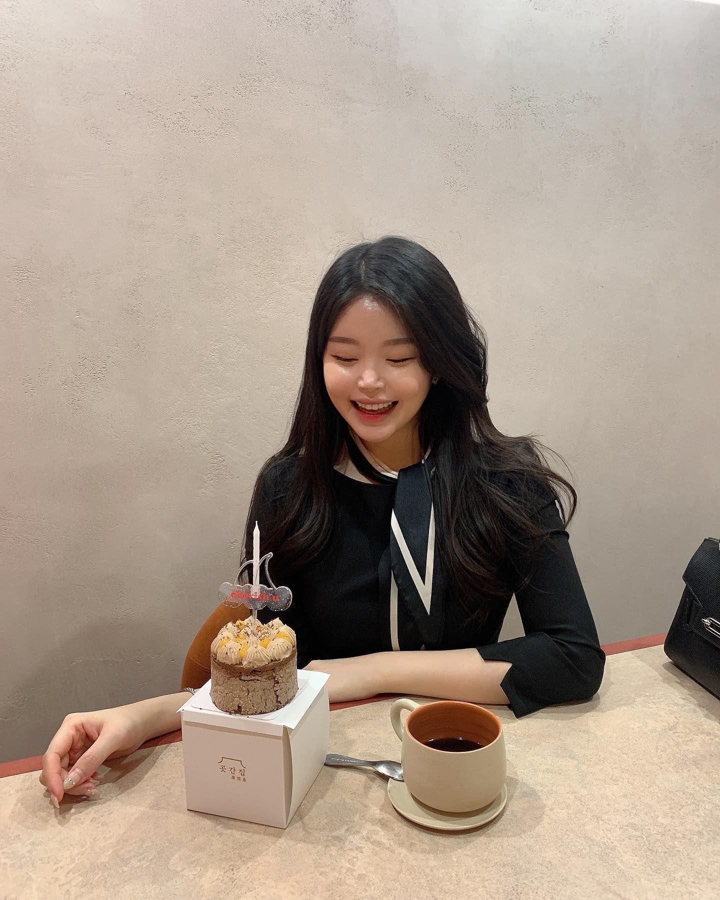 카페에서 대자로 넘어지고 순식간에 공기마저 조용해져 일어나지 못했는데 친구들이 일으켜준 날...ㅋㅋㅋㅋㅋ #생일빵 제대로였다~! 덕분에 지금 양쪽 무릎에 멍을 얻음 🤪