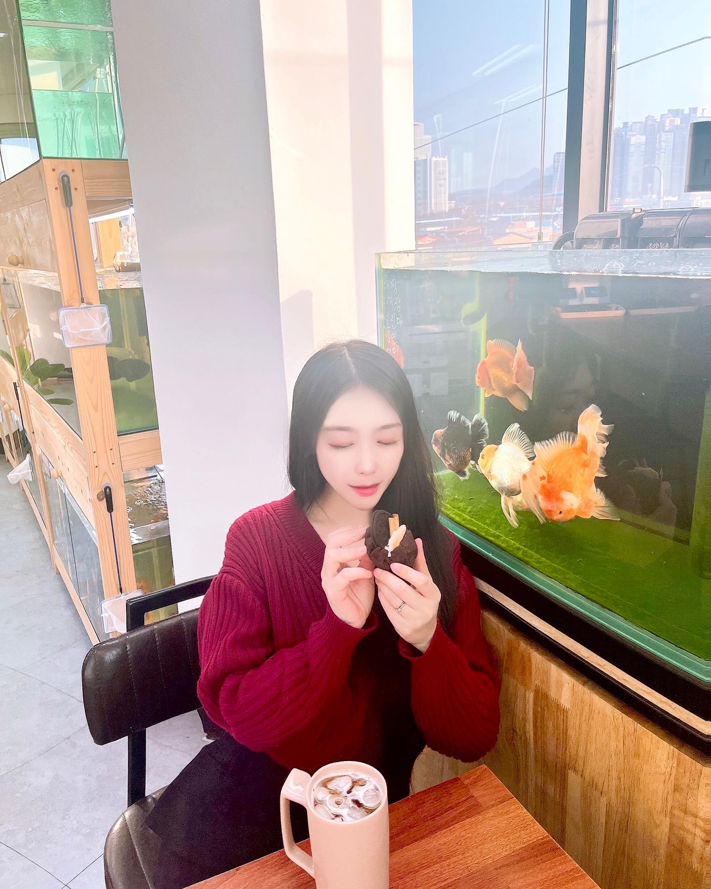 #엔젤인어항 #협찬 

역뒤에 있는 수족관 카페🐠
귀여운 햄스터랑 물고기도 분양하고
수족관 구경하면서 음료 디저트 가능!!
80-90년생 좋아하는 발라드 많이
나와서 노래듣다가 추억 새록새록☺️☺️☺️

#수족관카페 #햄스터카페 #물고기카페 #물고기분양 #아산카페 #아산여행 #온천동카페 #온천동수족관 #아산온천동수족관 #햄스터분양 #셀스카그램 #셀피 #크리에이터 #패션디자이너 #모델 #블로거 #오오티디 #좋반 #선팔 #일상 #좋반 #팔로우 #팔로워 #팔로잉 #반사 #맞팔 #좋아요 #소통 #flowers