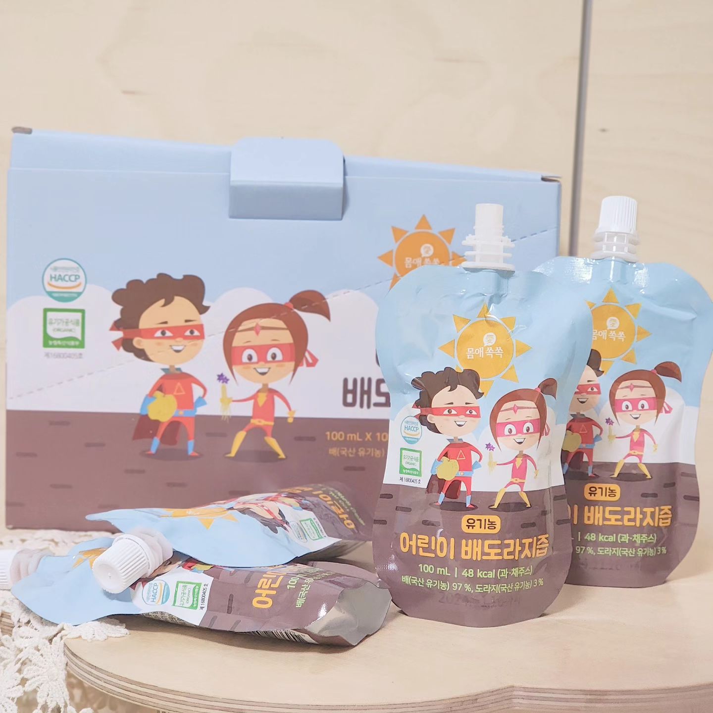 #협찬

[몸애쏙쏙 어린이 배도라지즙 ]

국산유기농 배와 국산유기농 도라지만 사용하여 만든 어린이 배도라지즙이랍니다 

정제수(물)를 전혀 담지않고
 국산 유기농배, 국산 유기농도라지만 사용하여 만듬
- 거부감이 있을 거라고 생각했는데 거부감 없이
 3번정도 적응기가 지나니 안주냐며 먼저 찾는 마성의 배도라지즙 💚

독감유행도 그렇고 앞으로 미세먼지..기침할 이유가 너무 많은데
우리아이 기관지 잘 챙겨야겠더라구요 

  몸애쏙쏙 유기농 어린이 배도라지즙으로 항시 챙기면 좋아요 🩷
협찬이 아니더라도 꾸준히 오랫동안 먹여야할 배도라지즙🧡
 아이순한 배도라지즙으로 더 어린아가들 먹는 제품 라인도 있답니다 💙
 아이순한은 정제수가 첨가되어서 좀 더 순하고 부드럽다고 하네요!!

단맛 습관 염려되는 분들께도 아이순한 유기농 배도라지즙 추천드려요 💙

τнänκ чöü ᰔᩚ baro__life

바로생활 스마트스토어로 어서오세요 💚

#어린이배도라지즙 #아이배도라지즙 #유기농배도라지즙
#몸애쏙쏙 #유기농 #배도라지즙 #몸애쏙쏙배도라지즙 #아이건강
#바로생활 #몸애쏙쏙아이순한배도라지즙
#아기배도라지 #배도라지 #도라지배즙 #어린이도라지배즙