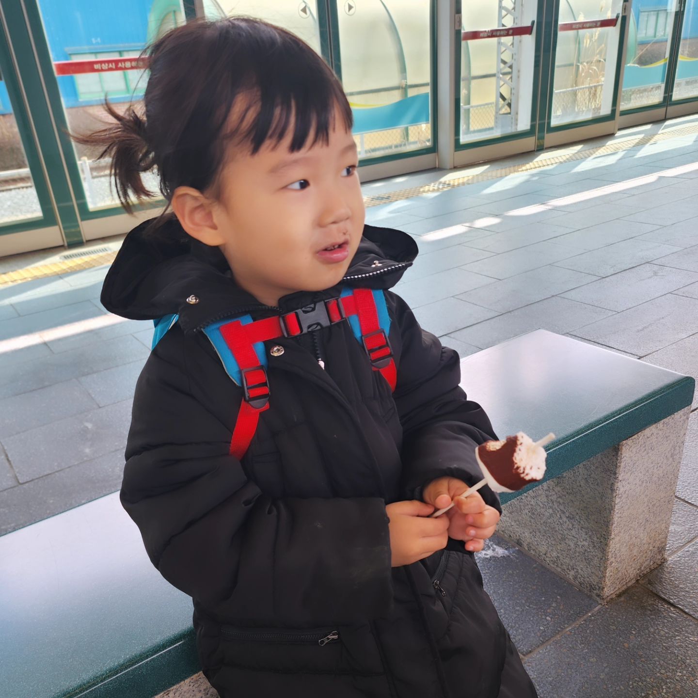 #가족모임 

오늘 유나는 약속 있어서 쭈니랑 둘이
가족모임 가기 위해서 지하철타고
해운대로 출발 해서 할머니께 인사하고
ㅇ이모들이랑 맛집 찾아서 #송정칼국수 먹고
커피숍가서 시간보내고 조카들이랑 모래놀이까지
신나게 놀고 다시 지하철타고 집으로 GoGo 

#외가집가족모임 
#이제조금컷다고누나들이랑노네
#많이컷다  #모래사장에서드러눕는애
#모르는척하고싶다