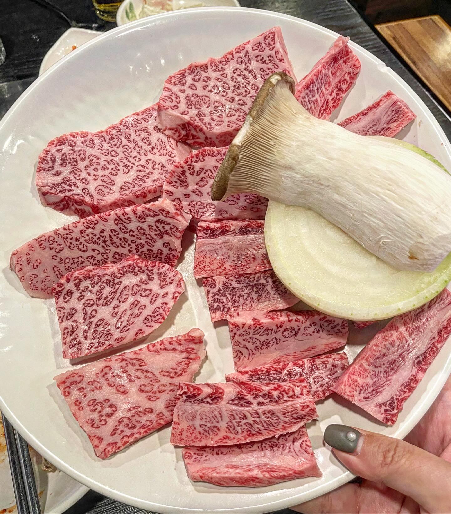👂🏻📣
퀄좋은 소고기+솜씨좋은 사장님의 밑반찬 먹으러 꼭 가야하는 상봉 #대감주물럭 

기본찬 감자보끔, 나물무침, 콩자반, 양념게장, 봄동무침 등 입맛 싹돌게 해준 밑반찬들부터 이미 소주를 부르는맛

기깔난 마블링의 살치살과 갈비살 모두 투뿔‼️ 불판위에 야무지게 구워서 먹으면 입안 가득 고소함이 싸악 퍼지면서 어느새 입에서 녹아서 없어져버림

사장님이 서비스로 주신 육회도 신선함 미침ㄷㄷ 쫄깃하면서도 찰짐이 미침👍🏻 반찬이 다 넘나 마싯어서 공기밥까지 야무지게 시켜서 맛깔나게 머굼

#상봉역 #대감주물럭 
📍서울 중랑구 봉우재로33길 79

#중랑구맛집 #상봉맛집 #상봉역맛집 #상봉동맛집 #투뿔한우 #한우맛집 #소고기맛집 #상봉소고기 #상봉역소고기 #먹방 #먹스타그램 #맛스타그램 #먹팔 #먹팔맞팔 #좋아요 #좋아요반사 #좋반