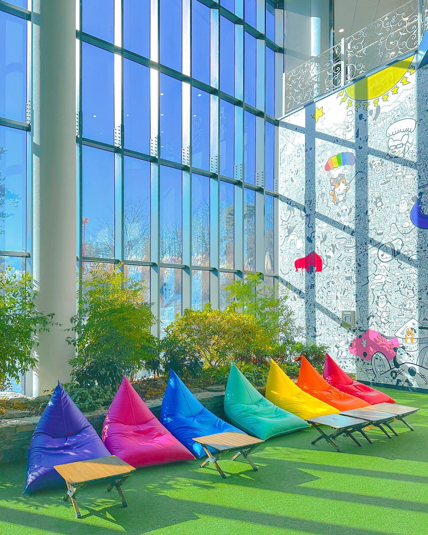 알록달록 영월의 매력이 모여있는 이 곳✨
At Yeongwol Y-Square (Yeongwol Tourist Center)✨

영월에서 가장 알차고 다채로운 매력이 있는 곳,
바로 영월관광센터인데요☺️

크리스마스 분위기가 낭낭한 영월관광센터의
구석구석을 소개드리려고해요🎄🎄

✅ 미디어 아트 전시관 - 민화 미디어 아트
✅ 쉬어가게 - 영월 로컬 상품 판매
✅ 뮤지엄샵 - 영월 여행 기념품
✅ 푸드코트 - 연잎밥정식, 꽃차, 돈까스 등

청령포 바로 옆 빨간색 외관이 한 눈에 들어오는👀
영월관광센터는 층별로 다양한 포토존과 전시관,
그리고 영월만의 로컬 상품을 구매할 수 있는 공간이
잘 마련되어 있어서 영월에 갈때마다 방문하게 되어요🫶🏻

특히 미디어 아트 전시관은 전통적인 스토리에
영상미까지 가득해서 보는 내내 몰입감이 최고였어요💛

거기에다가 미디어 아트를 관람시에 관광센터 내에서
사용하실 수 있는 3천원 할인권도 받을 수 있고✨
뮤지엄샵부터 푸드코트, 카페까지 알차게 사용할 수 있어요👍🏻

영월여행 시작은 청령포 옆 영월관광센터 어떠세요❄️

📍Yeongwol, Gangwon, Korea 🇰🇷
▪️강원 영월군 영월읍 청령포로 126-3 영월관광센터

#제작지원 #영월관광센터 #영월y스퀘어 #영월여행지 #영월가볼만한곳 #영월여행 #국내여행추천 

Copyright (C) ⓒ by travelwithsera .
All pictures cannot be copied without permission.
