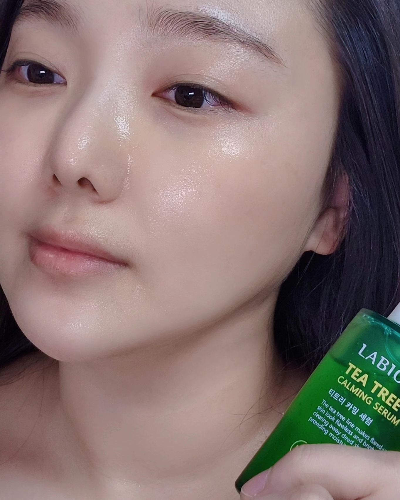 #협찬 labiotteofficial
⠀
라비오뜨 티트리 카밍 세럼은 PHA, LHA, BHA 같은 저자극 각질 제거 성분을 함유하고 있어서, 데일리 각질 케어가 가능하답니다. 그래서 저는 이 세럼을 사용하면서 피부가 평소보다 더 깨끗해지는 느낌이 들었어요. 🌸
⠀
이 세럼에는 티트리 추출물이 들어있는데, 이게 각질이 제거된 깨끗한 피부에 잘 흡수되면서 피부를 진정시켜 준다고 하더라고요. 💦
⠀
사용해보니 시카, 알로에, 피톤치드 그린워터 3종 성분이 함유되어 있어서 그런지, 진정 케어할 때 느꼈던 마무리 효과를 느낄 수 있었는데요. 제형 같은 경우도, 쫀쫀하지만 묽은 세럼 제형이라서 피부에 닿자마자 쿨링감이 느껴지는게 정말 좋았어요. ❄️
⠀
정말 이 세럼 하나로 각질 케어부터 진정 케어까지, 모든 것을 해결할 수 있어서 너무 만족스럽네요. 🍀 😘
⠀
⠀
#라비오뜨 #티트리카밍 #티트리카밍세럼 #티트리진정 #라비오뜨세럼 #15그램 #15그램뷰티 #진정세럼 #각질케어세럼
⠀