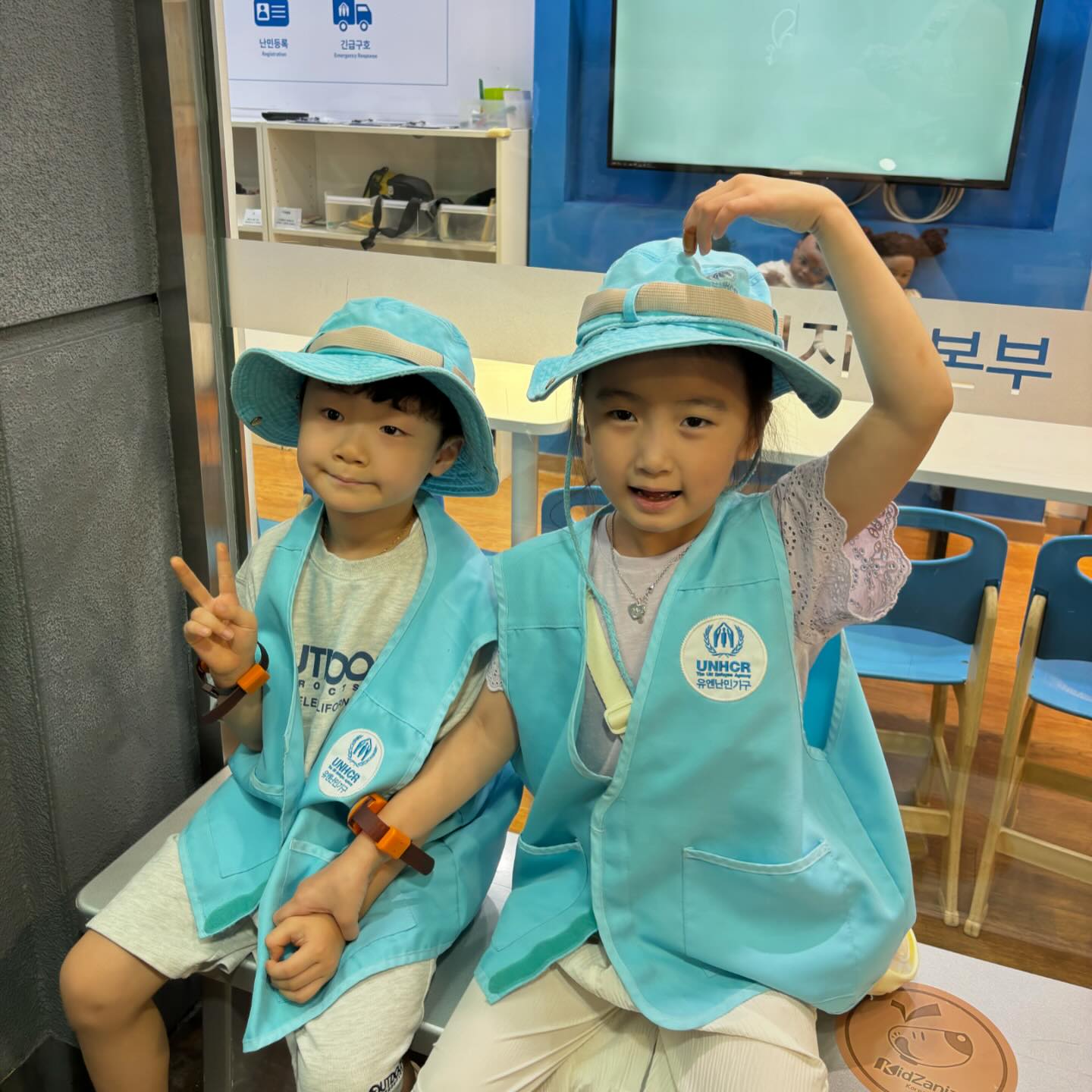 여름방학 첫날!
워니랑 함께
키자니아로 출동~🚗

사람이 많을 각오를 했지만
상상이상으로 많았던날😂
그래도 일차게 체험 5개하고 왔당👏🏻

이제 키자니아 꿀팁을 좀 알거같아용😄
조만간 블로그 업뎃할예정이니
키자니아 꿀팁이 궁금하시면
프로필상단 링크로 gogo~!!
#키자니아서울 #여름방학
#사람미어터짐
#내년에드디어 #스스로키지니아 #할수있다!!