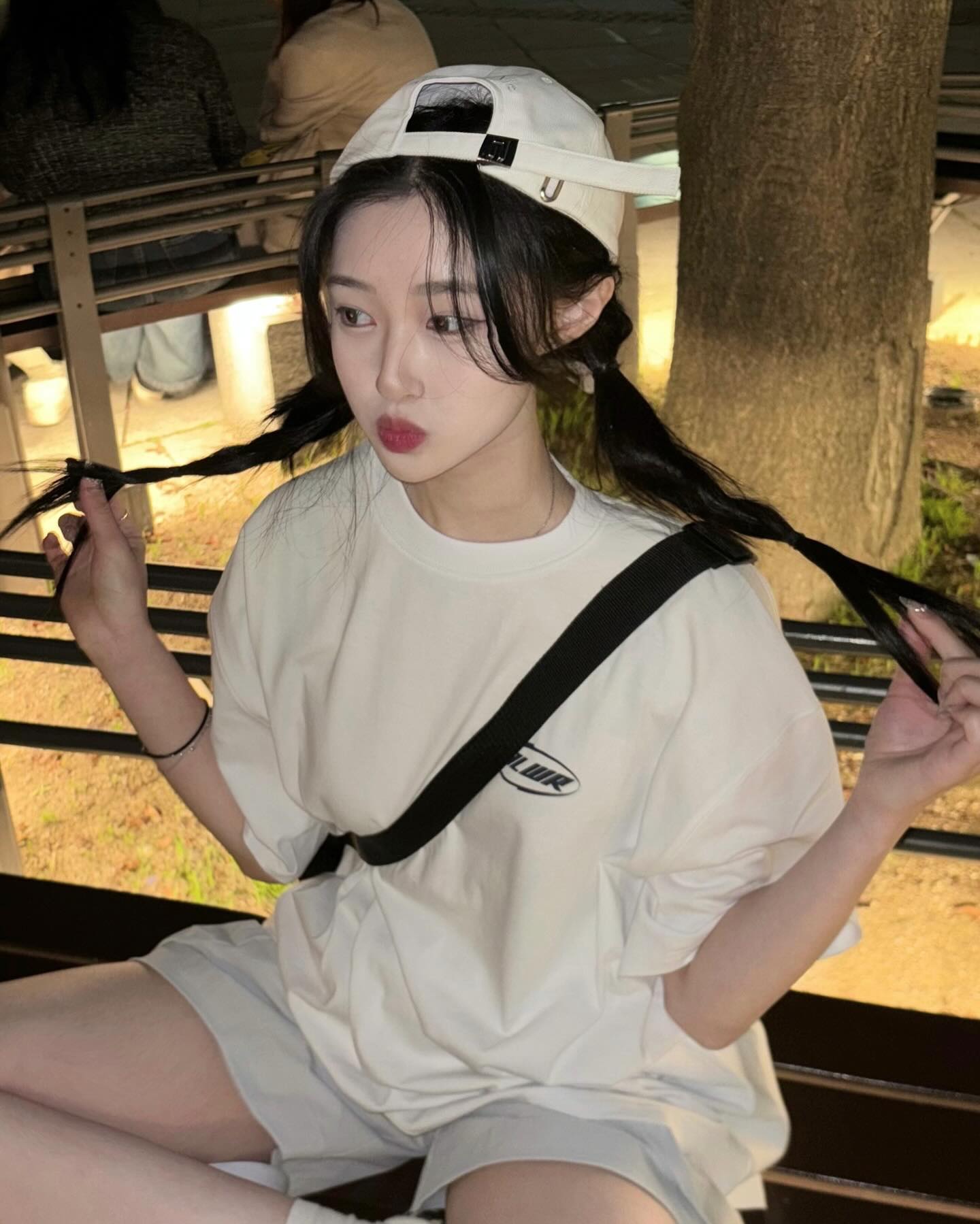 #광고 mulawear_kr #애슬레저 룩은 #뮬라웨어 🩵 꾸안꾸 데일리룩으로 예쁘고 편하게 입을 수 있는 코디!! 프린팅도 예쁘고 활동성도 조아요🫶🏻

👕 유니 그래픽 #숏솔리브 
🩳 유니 캠프닉 #카고팬츠
_
#스타일리시 #애슬레저룩 #우븐팬츠 #숏팬츠 #반바지 #카고반바지 #카고숏팬츠 #카고팬츠 #남여공용반팔 #반팔티 #커플티 #ootd #오늘의코디 #얼스타그램 #셀스타그램 #야외촬영 #셀카 #운동복 #운동복코디