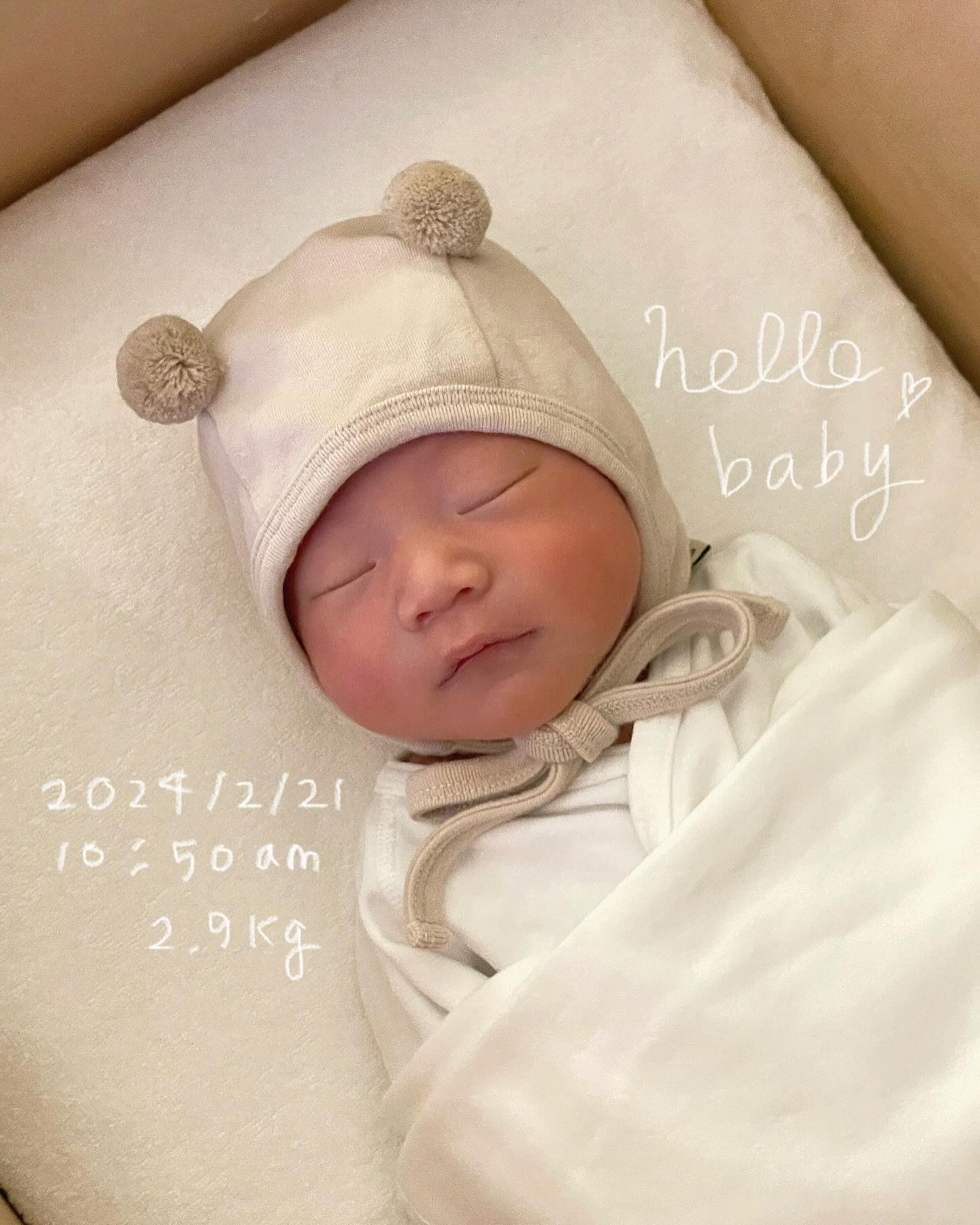 ꕀ 
안냐세요 떠우 동생 지우에요 👼🏻🤍

서우 눈이랑 입이 닮았다는 얘기를 많이 듣는데
남매라고 그래도 닮은 구석은 있네요? ㅎㅎ

둘째 임신하는 동안에는 아무런 이벤트가 없어
정말 다행이라 생각했지만,, 큰 오산

출산하는 날 아침부터 뜻밖의 (인생 첫) 코로나와
출산 후 폐렴으로 대학병원 전원까지 ,,
크게 두방 맞고 매일 눈물로 지새웠던 날들 🥹

그래도 무엇보다 지우가 건강하게 태어나서
다행이라며 긍정회로 돌리면서 극뽁했어요 ! 💪🏻
조리원은 무조건 2주랬지만 결국 1주로 바꿨고
오늘부터 네가족 완전체로 시-작 👨‍👩‍👧‍👦
 
#청용띠아기 #인생14일차 #신생아 #출산후기 #1개월아기