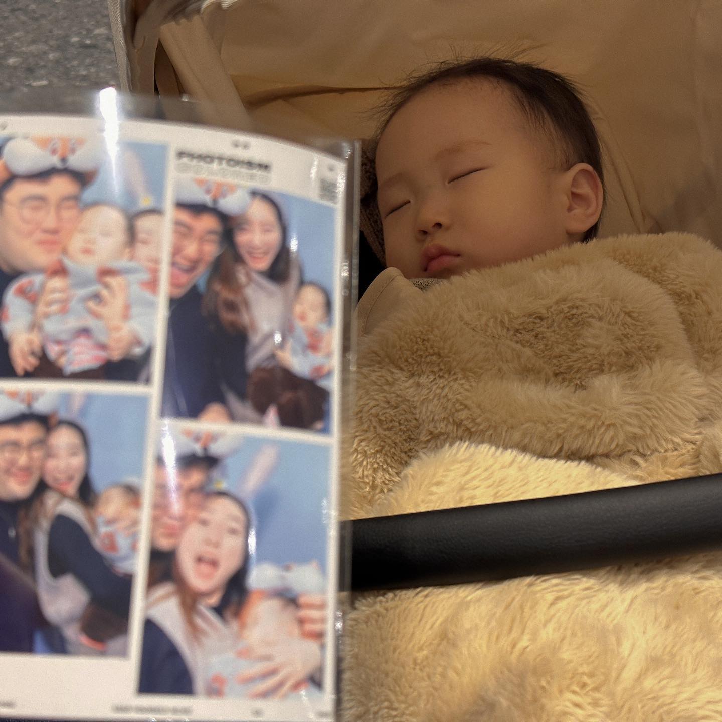 #firstletter

작년부터 시작한 
새해에 서로에게 쓰는 첫 편지 프로젝트
First Letter💌

올해는 작은 인간이 추가되었어요🤍 

2024년에는 더 정신없고 힘든 나날들이 이어지겠지만
사랑하는 우리 가족과 힘께라면 뭐든!🫧 

더 사랑하고, 더 행복한 일년을 기대해봅니다. 

내 이름이 나의 모습이 어떻게 변화하던
나를 아껴주고 사랑해주는 분들!
올해도 날숨에는 건강을 들숨에는 재물을 얻으셔서
헹복하고 값진 일년을 보내시길 바랍니다✨