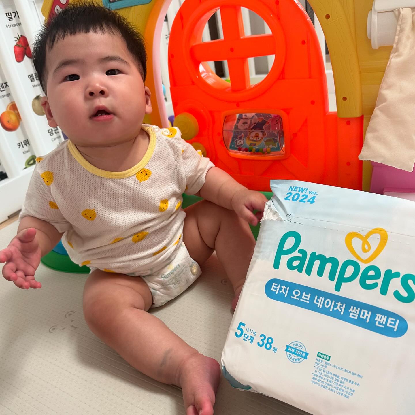#제품협찬 
올해 업그레이드 되어 출시된 글로벌 아기 기저귀 브랜드 
🍋팸퍼스(pamperskr ) 2024 터치 오브 네이처 썸머팬티🍋 

🙋🏻‍♀️기저귀 탑시트 온도 -3도*
➡️팸퍼스 쿨케어 시스템TM으로 열기를 빠르게 배출해요

🙋🏻‍♀️피부 저자극 테스트 완료*
➡️겉커버에 코튼이 더해져** 부드러움***

🙋🏻‍♀️2만개의 에어홀*
➡️눈에 보이는 2만개의 에어홀*로 공기 솔솔~ 우수한 통기성으로 기저귀 내부를 쾌적하게!

부쩍 더워진 요즘💦 우리아기 뽀송한 엉덩이 만들어줄
기저귀 찾고있었는데 ! 아기도 엄마도 만족한 2024터치 오브 네이처 썸머팬티🩷  기저귀 유목민 드디어 탈출🩷🍋

👶🏻9개월/10kg 5단계👶🏻

* -3도 : 기저귀 탑시트에 적용됨, 따뜻한 물을 부은 뒤 10초 (P&G 내부 실험 결과)
* 2만개의 에어홀 : 바깥커버와 탑시트 내 구멍 수를 합산한 결과값 (7% 오차범위 / P&G 내부 실험 결과)
* 저자극 테스트 : 제 3기관 피부 자극 반복 패치 테스트(HRIPT) 결과 (민감성 피부로 응답한 소비자 122명 대상)

 
#팸퍼스#팸퍼스신제품#팸퍼스여름기저귀#팸퍼스터치오브네이처#삼쾌한기저귀#3쾌한기저귀#2024팸퍼스썸머팬티