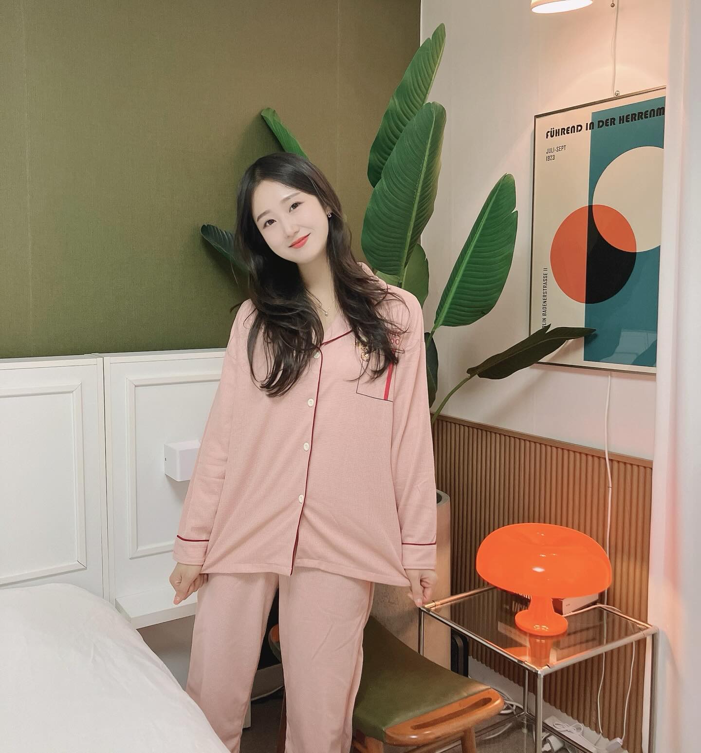 #잠옷추천 #파자마 #파자마세트 

다들 계묘년 마무리 잘 하고 계신가요?!

예전부터 알고있던 브랜드였는데 이번에 처음으로 입어본 잠옷 소개해드려요🥳

마침 딱 연말시즌에 홈파티가 많았는데, 어떤색으로 고를까 고민하다가 핑크색을 입어봤습니다🧏🏻‍♀️

소재도 너무 부드럽고 색감도 예뻐서 파자마 파티로도 제격이에요!! 특히 커플분들은 세트로 맞추는것도 추천드려요

다들 예쁜 잠옷입고 불면없는 행복한 연말 보냅시다~~

+) 이무진 신곡 최고….

피부가 예민해서 잠옷 소재에 민감한 편인데 디자인도 너무 예쁘고 부들뷰들하고 짱입니다 ㅠㅠ