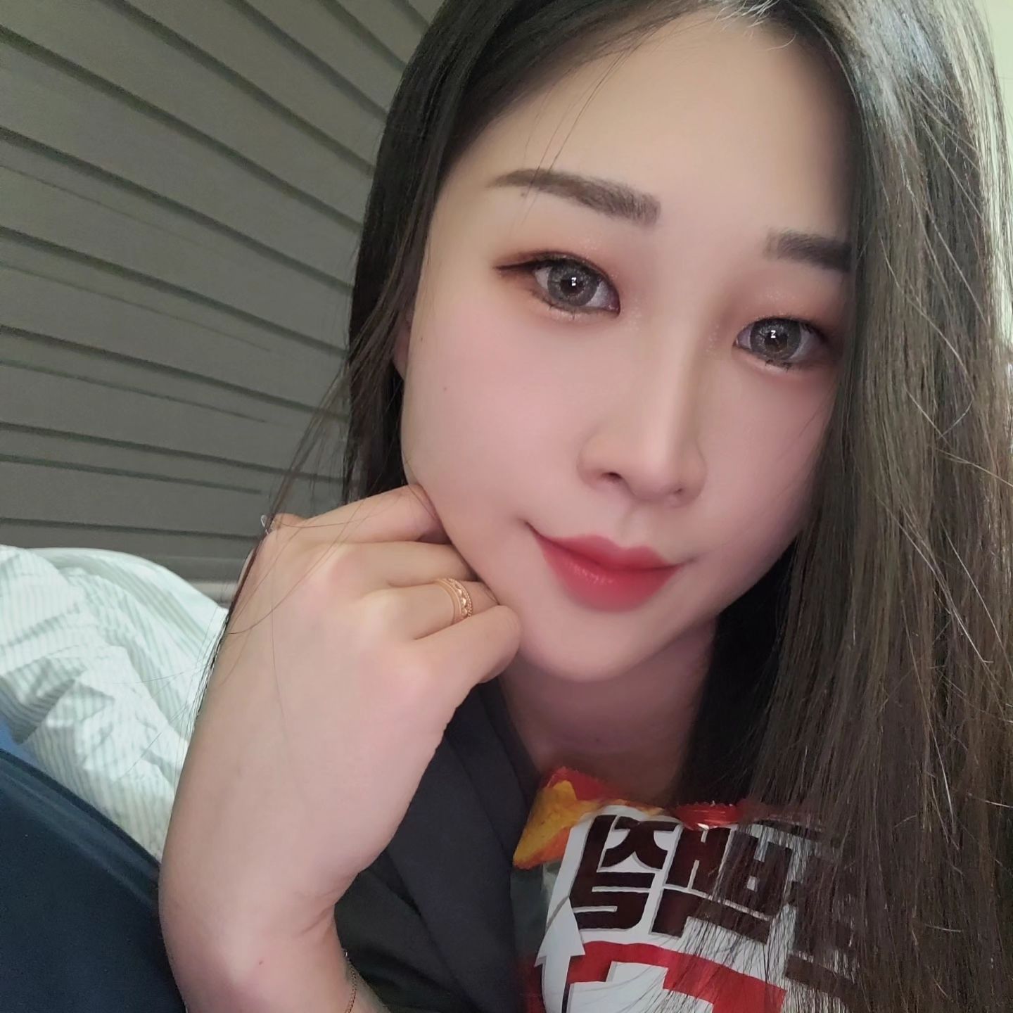 #제품제공 

너어어무 잘 먹어서 볼살 통통이 오른 요즘
그나마 양심을 챙기려면 단백질과자를 먹어야
마음이 편안합니다 ..❤️

오리온에서 한웅큼 보내주셔서  주변에도 전파하고
저도 먹고 저는 개인적으로 버터구이오징어맛 1등!

단백질 12g 에 이 맛 쉽지 않거든요 .
가게에서도 영화관에서도 저의 11월 간식은
오리온 단백질 칩 버터구이오징어맛 ㅎ.ㅎ

마트나 편의점에 들어왔던데 한번 드셔보세요!!

#신상과자 #단백질칩 #단백질 #프로틴과자 #프로틴 #다이어트 #셀카 #유지어터 #운동하는여자 #운동하는남자 #오운완