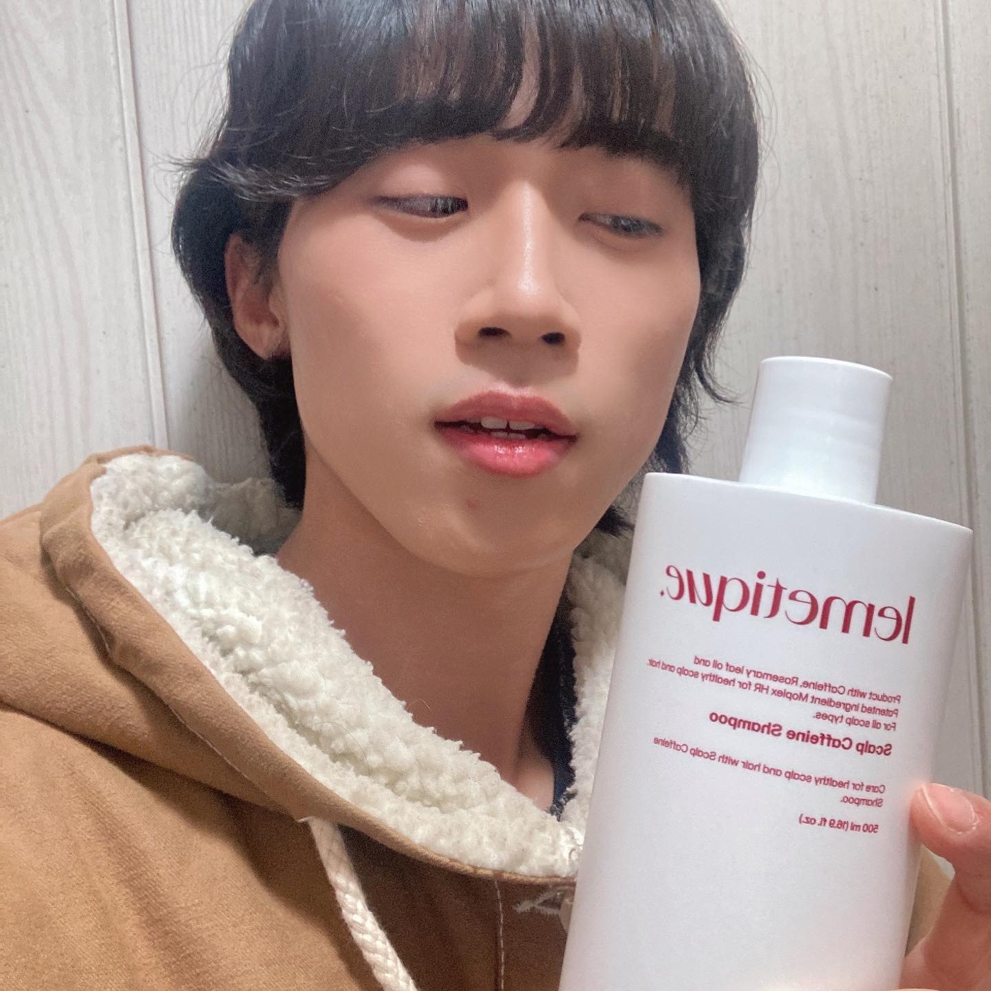 #협찬 lemetique.official 
다들 설 연휴는 잘 보내셨나용~~?!🤗
이번 연휴는 쫌 짧아서 아쉽긴 했지만 오랜만에 꿀같은 휴식을 취해서 너무 좋았던 것 같아요~~
(기름진걸 너무 많이 먹어서 그런가 피부가,,😭)
그나저나 울 인님들은 두피와 모발 관리 어떻게 하고 계신가요~?
저는 요새 펌도 자주하고 머리를 가만 놔두지 않아서,, 모발 상태가 썩 좋지는 않은데요😢
때마침 르메티크 스칼프 샴푸를 사용해 보았어요~
르메티크 스칼프 샴푸의 핵심 성분 캄페인과 로즈메리잎 오일을 통해 가장 이상적인 두피 상태를 유지 할 수 있도록 도와 준다고 해요
또한 여러 특허 성분과 천연 성분들로 안전하게 우리 두피를 보호해 주니 안심하고 사용 할 수 있었어요
거품도 쫀쫀하니 사용감도 너무 좋더라구요🤗
패키지 디자인도 넘 예뻐서 지인에게도 선물할까봐용~🙆‍♀️

#르메티크 #르메티크샴푸 #르메티크탈모샴푸 #카페인샴푸 #각성삼푸 #탈모완화샴푸 #탈모샴푸 #탈모기능성샴푸 #샴푸추천 #탈모샴푸추천 #샴푸추천
