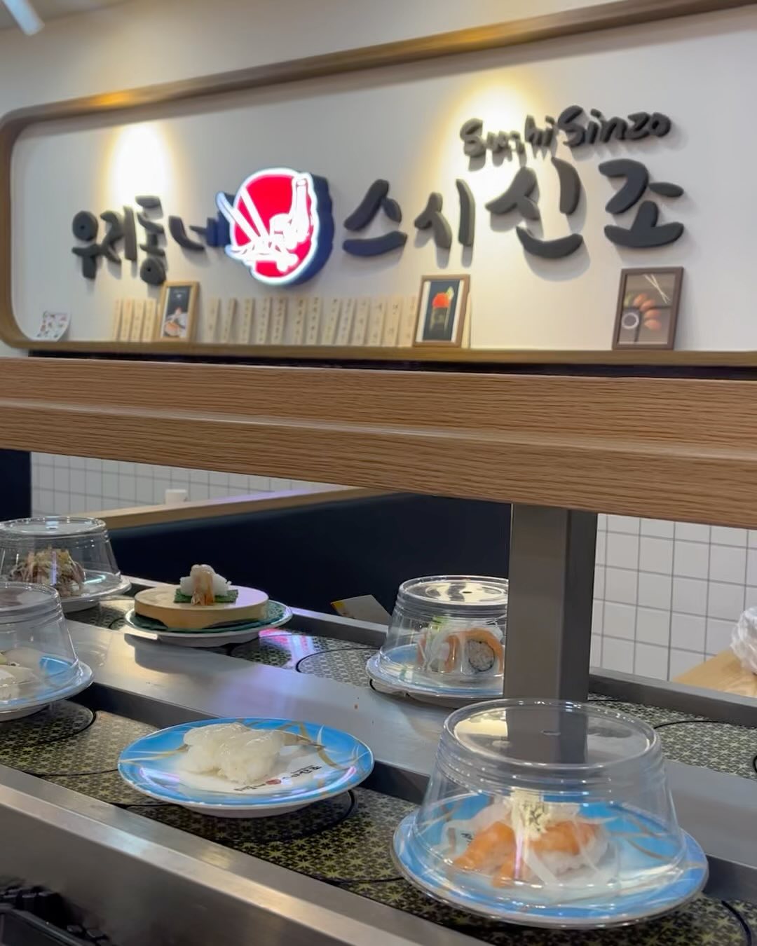 #민푸드_강남📍 #우리동네스시신조 
sinzo_gangnam 역대급 모든 접시가 2,190원인 
갓성비 강남스시집 발견🍣💛 (일단 저장+공유!)
✔️최첨단식 시스템으로 원하는 👍🏻메뉴는 테이블티오더로 
직접 추가 주문도 가능 하다는 점!! 🔜셰프님께서 거의 즉각적으로 
초밥/디저트류 만들어 신기술트레인에 실어 각 자리로 보내주세요🔥(너무 놀라 소리지른 촌 사람..저예요)🤣

✔️묵은지 광어는 진짜,,미친놈인가 했어요 ㅠㅠ♥️ 특히 활어가 
너무 신선하고 1도 안비리고 묵은지랑 짭조롬한 조합이 달큰했어요!
✔️좌석도 엄청 많고 넓어서 강남에서 귀한 웨이팅 소비가 없는 집~! 👏🏻
✔️주인장 어머님도 완전 친절 그 자체! 
끝까지 계속 웃어주시면서,, 제가 느낀 서비스 중 최상 원오브탑🔥

맛도 가격도 여러모로 만족한 갓성비 강남 스시맛집 대인정,, 🥺♥️

@@친구야 강남가서 우리도 여기 갈래?

#우리동네스시신조강남점#강남역초밥#강남역스시#강남초밥#강남스시#강남역초밥맛집#강남역스시맛집 

delicious_day_s2 
delicious_day_s2