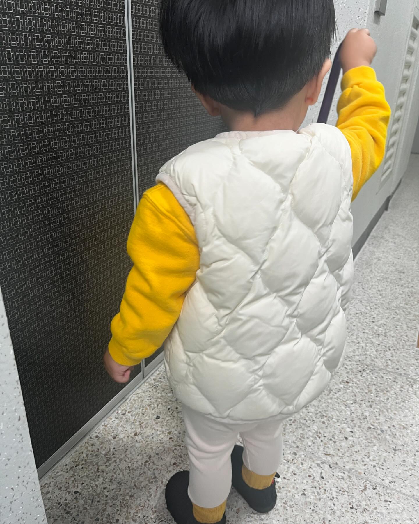 오늘은 아빠도 일찍 출근하는날이라 채주니등원같이시키기❤❤

#25개월#아빠랑등원#비오는날#어린이집
