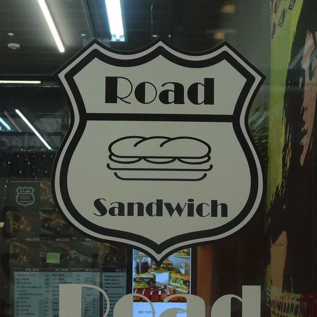 INI 이니 on Instagram: "#광고 냠냠🥪💕진쨔 애정하는! 청담 샌드위치 찐 맛집은 로드샌드위치 💡 서울시 강남구 삼성로 651 1층 로드샌드위치 청담점 🖤변함없는 맛, 담백하면서 너무 자극적