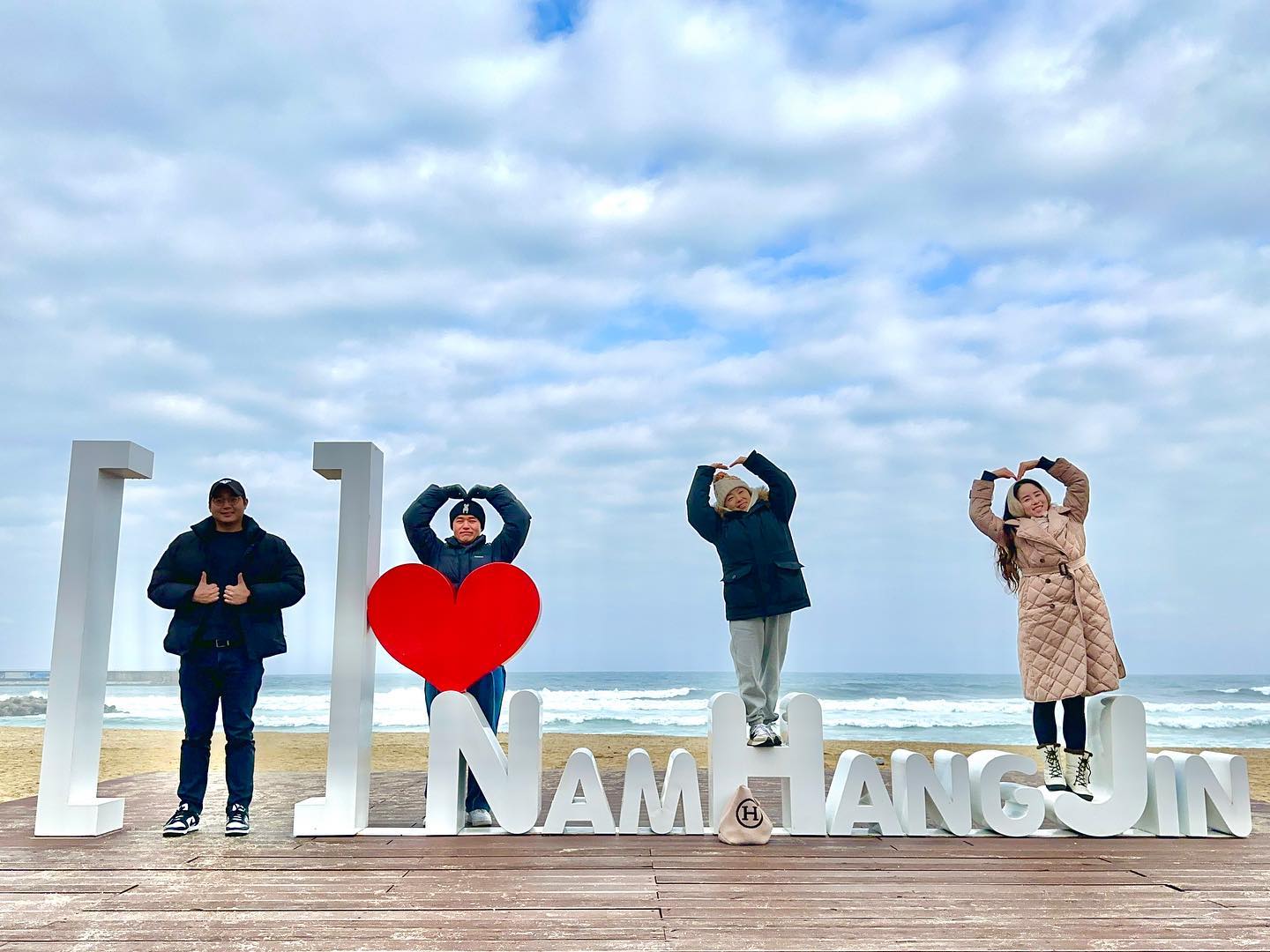 오늘은 4남매❤️💙
yun0554  _hyesim__  태그만 할게 아가들❤️💙
새해에도 우리 즐겁게 놀아봅시다❤️💙
.
#남항진해변 #2024년새해맞이여행