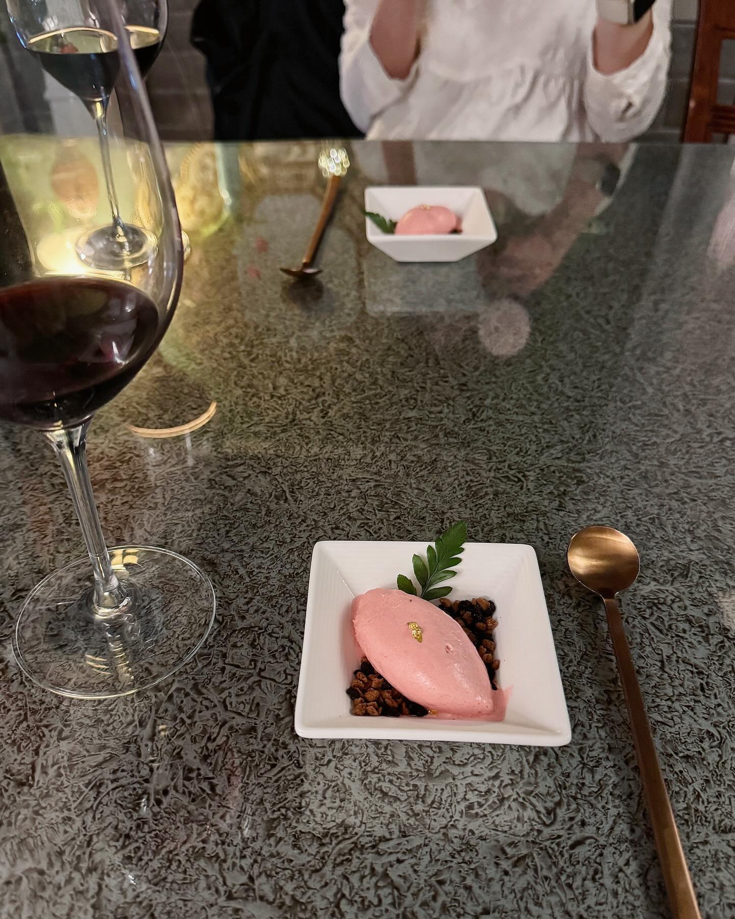 | hogam_dong 

대구 수성못에 위치한 150평 규모의 와인바 < 호감동 >🍷

프라이빗 룸으로 편하게 얘기하기 좋았고,
사진이 10장밖에 안올라가서 못올렸지만 단독 영화관 룸도 있어
특별한 날 가족이나 연인, 모임이나 기념일 등 파티가 있을 때 오면 
좋을 거 같은 분위기였어요 :)

그리고 올 가을쯤 열리는 수성못 불꽃 축제를 
직관할 수 있는 수성못 뷰 루프탑까지 🌄✨

웰컴 디저트부터 음식을 다 먹어갈 때쯤
서비스로 나오는 딸기 아이스크림으로 마무리 했어요 🍦

고전적인 분위기와 작은 디테일, 직원분들의 친절함 덕분에
맛있게 잘 먹고 왔습니다 :)
.
.
.
.
.
.
.
📍대구 수성구 동대구로 9 한신 메디타워 10층 #호감동 
📞 0507-1306-1977
🕰️ 평일 4:00Pm ~ 2:00Am / 주말 12:00Pm ~ 2:00Am ( L.o 12:00Pm )
.
.
.
.
#수성못 #수성못맛집 #수성못데이트 #수성못술집 #수성못와인바 #대구와인바 #대구데이트 #대구데이트코스 #대구수성못 #대구맛집 #수성구맛집 #대구기념일레스토랑 #대구기념일 #대구데이트코스