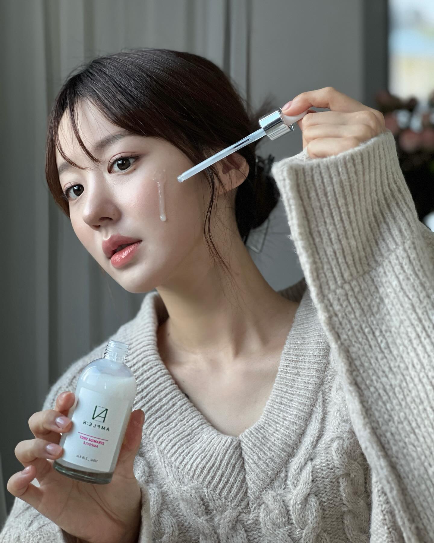 급 추워진날씨에 건조해진 피부 상태..공감하시는분들 많죠?🥲
올영2년 연속 1위 기초 필수템 세라마이드샷 앰플 겨울철 스킨케어 제품으로 소개해드려요!

꽉 찬 세라로 피부 속 수분을 오래 유지시켜주는 앰플엔 #풀세라앰플 
아침에 듬뿍 발라주면 하루 종일 촉촉한 피부 연출이 가능해요
속건조 해결템으로 유명한데 확실히 사용한 날, 안 한 날 피부 물광이 다르더라구요.
끈적이는 유분기가 아니라, 촉촉한 수분만 피부 장벽 깊숙히 스며드는
밀키한 텍스처로 사용 전 후 사진보면 아시겠지만
히터바람으로 잔뜩민감해진 피부 각질 진정에 탁월하게 효과를 봤어요 :)

12월 6일까지, 올리브영 세일기간동안 만원대의 금액으로
고농축 세라마이드 앰플을 이용할 수 있다니 꼭 놓치지마세요!
저렴한 금액이지만 백화점 브랜드보다 훨씬 오래가는 수분감을 직접 느꼈기에,
어머니께도 선물로 드렸는데 너무 만족하세요. 연말선물용으로도 찐 추천드려요 👍🏻

*올리브영 온라인몰 스킨케어 부문 실시간 랭킹 1위 (2023.03.10)
*올리브영 온라인몰 스킨케어 부문 실시간 랭킹 1위 (2023.12.19)
*올리브영 온라인몰 스킨케어 부문 판매 랭킹 1위 (2023.03.10)

#광고 #올리브영 #올리브영추천템 #세라마이드 #엠플엔 #수분앰플 #앰플추천 #올리브영앰플 #속건조앰플 #세라마이드앰플
#보습앰플 #풀세라앰플 #겨울철피부관리 #겨울스킨케어 #겨울철보습 #올영세일 #올리브영과함께