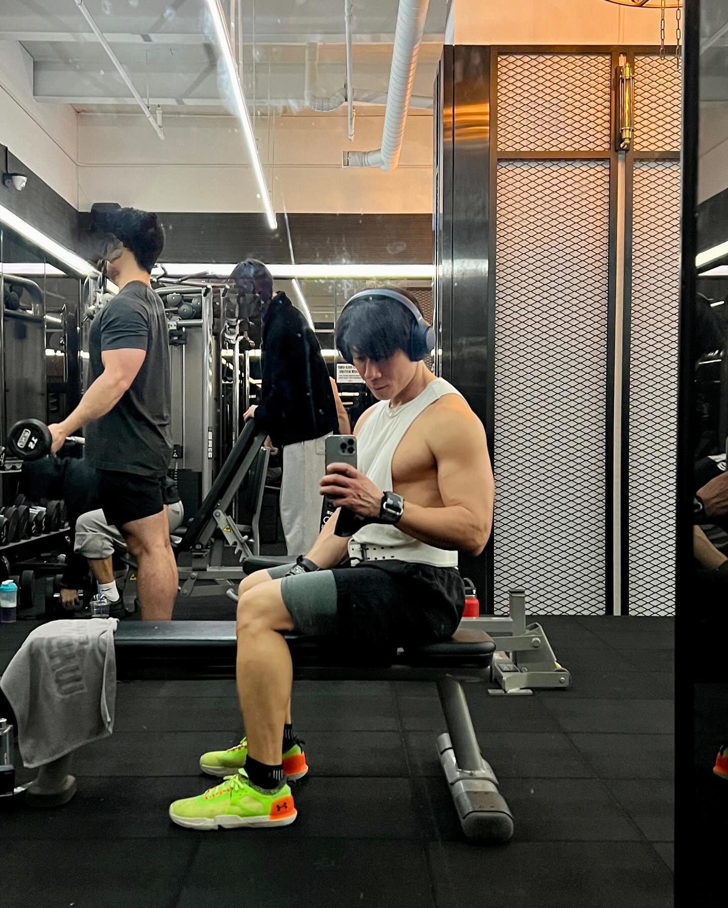 ⠀
2024-01-11 바디캘린더 698번째 운동 일지

☑️ Arms Day 
1️⃣ 슈퍼세트 무조건
2️⃣ 시간조율 실패 
3️⃣ 지난주와 다른 운동 위주
4️⃣ 케이블 해머컬 할 때 다른손 놀면 뭐하니 서포트해야지 

123분 37세트 11.4톤

(슈퍼세트 A) 프리쳐 컬: 머신
웜업 25kg 12회
1세트 32kg 12회
2세트 32kg 12회
3세트 39kg 10회
4세트 39kg 10회

(슈퍼세트 A) 트라이셉스 익스텐션: 스탠딩, 덤벨
웜업 14kg 10회
1세트 16kg 15회
2세트 16kg 15회
3세트 16kg 15회

(슈퍼세트 B) 트라이셉스 익스텐션: 머신
웜업 32kg 12회
1세트 39kg 12회
2세트 39kg 12회
3세트 46kg 10회

(슈퍼세트 B) 덤벨 컬: 번갈아가며
1세트 12kg 10회
2세트 12kg 10회
3세트 12kg 10회
4세트 12kg 10회

해머 컬: 케이블 원암
웜업 10kg 15회
1세트 25kg 8회
2세트 30kg 8회
3세트 30kg 8회
4세트 30kg 8회

딥스: 삼두, 머신
1세트 80kg 10회
2세트 100kg 10회
3세트 120kg 8회
4세트 120kg 7회
5세트 120kg 7회

덤벨 컬: 번갈아가며, 인클라인
1세트 10kg 12회
2세트 10kg 12회
3세트 10kg 12회
4세트 10kg 12회

(슈퍼세트 C) 트라이셉스 익스텐션: 오버헤드, 스탠딩, 케이블
웜업 22kg 10회
1세트 28.75kg 10회
2세트 32.25kg 8회
3세트 34.75kg 8회
4세트 34.75kg 8회

(슈퍼세트 C) 푸시다운: 케이블 원암
1세트 6.25kg 12회
드랍 3.75kg 10회
2세트 6.25kg 12회
드랍 3.75kg 10회
3세트 6.25kg 12회
드랍 3.75kg 10회
4세트 6.25kg 12회
드랍 3.75kg 10회

크런치: 사이드
1세트 50회
2세트 50회