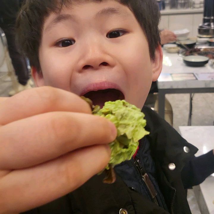 쌈싸먹는거에 맛들인 아들

신한사거리에있는 #신사고기 #무한리필 다녀왔어요
고기종류가 8가지나
반찬세팅부터 셀프^^
사장님도친절하시고 고기도 맛있었어요

산본 군포 근처사시는분들은 한본가보셔도 좋을거같아요
매장도 깔끔하고 맛도있고

#군포맛집 #산본맛집 #신한사거리맛집 #고기맛집 #무한리필고기집