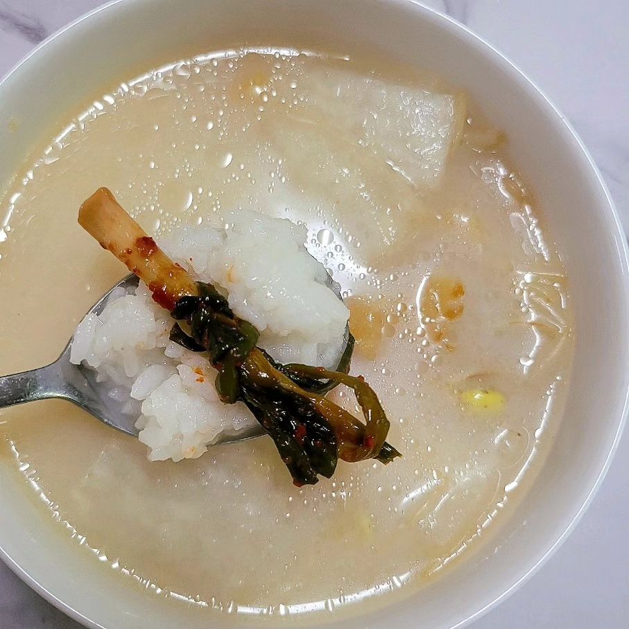 ✔️따뜻한 사골곰국 좋아하시나요🍲
쌀 밥 말아서 파김치랑 한 숟가락 하면 얼마나
맛있게요?!❣️

월성유통 (mnscorps )에서 사골농축액을 보내주셨어요. 첨가제 단 하나도 들어가지않고 사골을 우려내 수분을 증발시켜 농축분말화한 100% 사골농축액이에요❣️
(사골뼈를 갈아서 분말을 낸것이 아니에요❌️)

회식하시고 온 아빠에게 해장하시라고
북어국에 사골넣어 끓여드렸더니 정말 맛있다고
따봉 받았어요. 깊은 맛이 끝내줘요😋

✔️합성보존료, 합성착색료, 합성감미료, 합성착향료 넣지 않은 제품으로 안심하고 섭취할 수 있는 제품

✔️정제염 외엔 아무것도 넣지 않은 사골농축액 100% 제품으로 믿고 먹을 수 있어요.

✔️끓는 물, 뜨거운 물에 풀어주기만 해도 육수가 완성

✔️찌개, 국 등 다양한 요리에 활용 가능하며 입맛, 취향에 맞춰 양조절 가능

https://smartstore.naver.com/mns0208/products/5085155463

.

#월성유통 #사골분말 #사골끓이는법 #사골곰탕 #사골가루 #사골요리 #사골엑기스 #사골육수 #곰국 #사골 #사골농축액 #한우곰탕 #사골국 #사골국물