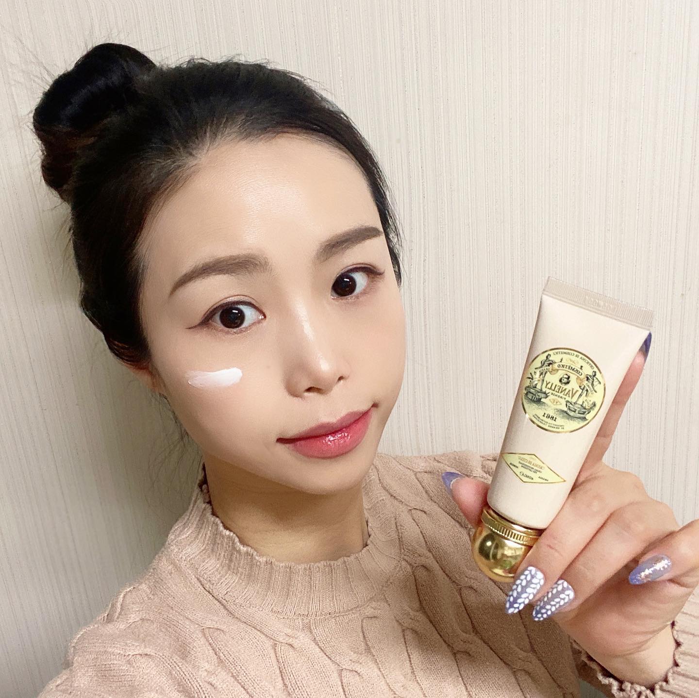 #협찬 
바넬리/ 쿠시노 끄레마 디 치엘로

기미 없이 깨끗한 피부를 위한
끄레마 디 치옐로만의 TRIPLE SYSTEM~!!

바넬리 치엘로 스피릿의 핵심 성분인
이탈리아 시칠리아 포도 추출물과
식약처 인증받은 미백 기능성 성분 까지 
가득 담아 만든 기미크림이예요~!!

천연 보습인자인 히알루론산이 3중으로
피부 친화도가 높고 물과 잘 결합하는 
천연보습인자들이 수분을 흡수해 
피부의 보습력을 강화시켜 속건조을 가선해 주고 

살짝 꾸덕한 제형감의 크림으로 
부드러운 발림성으로 무겁지 않아 가볍게
바르기 좋고 은은하고 향으로 마누리 되요~!!

수분감과 보습감 느껴지는 유수분 밸런스로 
피부 표면에 장벽층을 만들어 수분 손실을 막고
보습감을 오래 유지해고 외부의 유해 물질은 
차단해주어 기미 없이 유리알 처럼 빛나는 
광채 피부로 가꿔줘요~!!✨✨✨✨

.
.
#바넬리 #바넬리크림 #끄레마디치엘로 #기미크림 #미백크림 #겨울크림 #속건조크림 #수부지크림 #크림추천 #포도크림
vanelly_official
