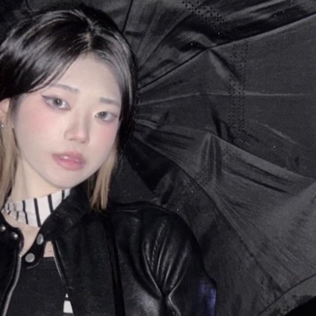 👣 on Instagram: "#광고 새로 나온 오로라 혼혈렌즈 에이블! 브라운/그레이/블루 총 세 가지 색상이고 블루 착용 했습니다! 직경 14.2mm / 그래픽 13.2mm로 부담없이 착용하기 좋은 렌즈였어요 혼혈