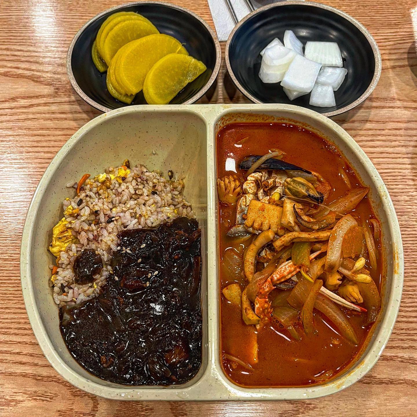 ✔️유신짬뽕

주말 점심때 방문했는데 사람이 엄청 많았다 홀은 꽉찬상태 혼자 오셔서 드시는분들도 계셨다

사람이 많아서 나오는데 좀 기다림
짬뽕집이라 짬뽕은 시켜야할거같고 볶음밥은 먹고싶은데 고민하는데 메뉴판보니까 반반메뉴가 가능해서 볶짬면이랑 간짜장 곱빼기 주문함

간짜장 양도많고 양파랑 고기도 많이 들었다 잘 비벼지고 
맛있었음 근데 먹다보니 소스가 부족했다

짬뽕 입맛 까다로운데 맛있었다 다음에 더 얼큰한거 먹어야지

볶음밥은 평범했음 나쁘지 않음
군만두 짜장소스에 찍어먹는거 좋아하는데 소스가 면에 다 
스며들어서 간장에 찍어먹었다 

군만두 반접시도 있고 메뉴가 다양해서 좋은것같음 군만두도 맛있게 먹음 

▪️볶짬면 9,000
▪️간짜장 7,000
우리는 간짜장 곱빼기 +1,000
▪️군만두 4,000

📍 주안동 268-1
☎️ 032-875-3917