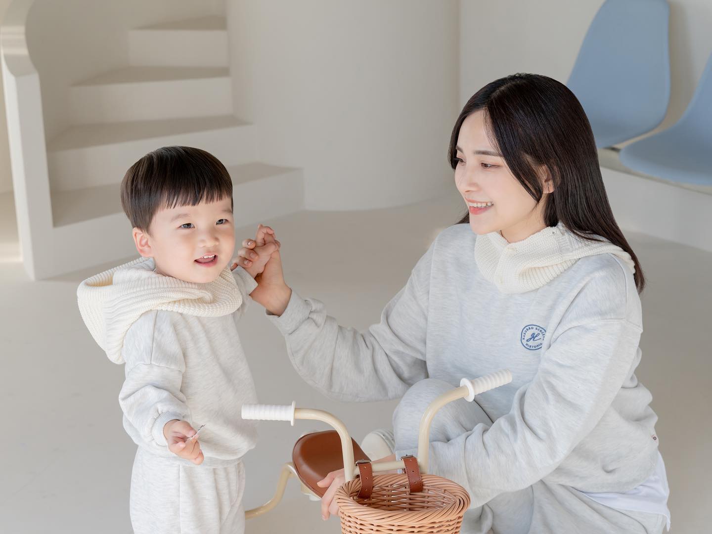 엄마랑 로니🤍
어색한 표정 한가득이었는데.. 
보정 잘해주셔서 너무 감사합니다
ㅋㅋㅋㅋㅋㅋㅋㅋ😖❤️
#나인듯나아닌나같은나 

덕분에 로운이랑 투샷 생겨따~~ ! 

happyprince_official 

 
#엄마랑아들 #엄마랑커플룩 #엄마랑아들이랑 
#22년생아기 #아들맘 #22개월아기 #아기모델 #babymodel
