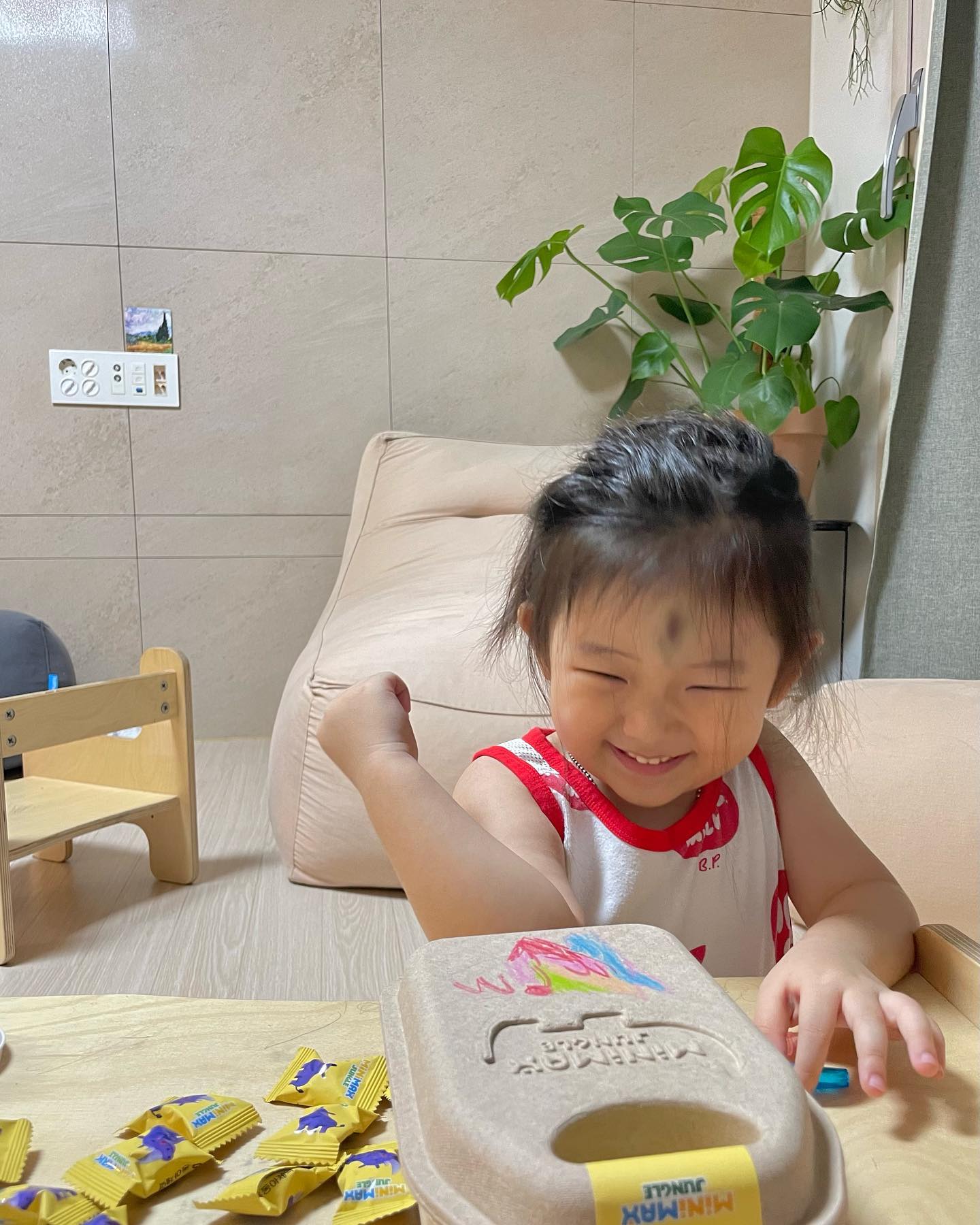 #광고 
밥 잘 안먹는 아윤이라
영양제에 신경 많이 쓰는편. 

가루는 거부하고 
액상도 어지간한 맛 아니면
아윤이에게 통과하기 어렵다 ㅋㅋ

젤리류도 여러가지 먹여봤지만
식감도 질감도 맛도 
제일 진짜 젤리같은 미니막스 🦏

플라스틱 통에 가득 든 
젤리영양제가 녹아 꺼낼때 마다 
찐득하니 불쾌한 경험이 있는데 

미니막스는 개별포장이라 
먹을때마다 처음 그대로라 좋다 💕

#미니막스 #칼슘젤리 #동아제약 #어린이칼슘