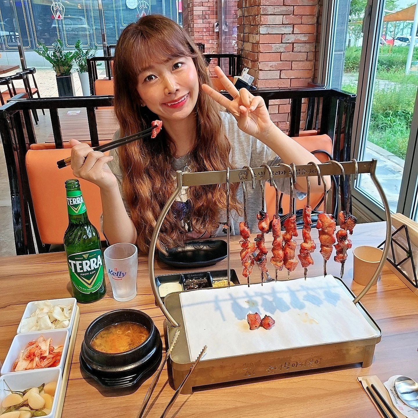 #협찬 #춘매항아리꽃이 
#인천맛집 #루원맛집 #루원시티맛집 #가정동맛집 #청라맛집

대한민국 최초 항아리꼬치구이 전문점을 다녀왔어요
바로 ' 춘매항아리꽃이 '입니다
꼬치구이 전문점인대 상호명도 센스있게 춘매항아리꽃이네요
넓고 쾌적하게 테이블배치되어있고 좌석도 엄청 편하네요
매장이 통창으로 되어있고 공원같은 놀이터와 붙어있어서 자녀 있는분들도 방문하면 엄청좋겠네요
매장 좌석에서 딱보이는 빨간색으로 도색되어있는 1000mm 대형항아리2개에서 300도 고온에서 360도로 꼬치를 매달아 놓고 기름기를 쪽빼고 육즙만 담아내는 방식이네요
꿀발랐엉 돼지 8꼬치 + 전설의소갈비 8꼬치 + 황후도 양꼬치 8꼬치 
추가로 새우꼬치도 해봤어요
다 구워져나온 꼬치를 테이블에 꼬치를 걸어주세요
따뜻한 불판위에 식지않게 천천히 드실수 있네요
힘들게 굽지않아도되고 냄새도 안나서 먹기도 좋고 편하네요
고기들 육즙은 차있고 기름이 빠져서 느끼하지않고 맛있네요
아이용품도 잘구비되어있고 아기들 좋아하는 도라에몽오뚜기까지 준비해주시네요 센스 굿굿
대형티비도 있어서 요청하시면 파리올림픽 경기나 축구경기 이런것도 시청가능하겠어요
통창뷰로 공원같은 놀이터도 보이고 넓고 쾌적해서 가족이나 회식도 참좋겠어요
꽃같은 꼬치 맛나게 잘 먹었습니다<<

춘매항아리꽃이 
인천 서구 염곡로498번안길 5-18 1층
☏ 0507-1449-9323
월~금 17시~24시,  토 15시~24시
정기휴무 매주 일요일