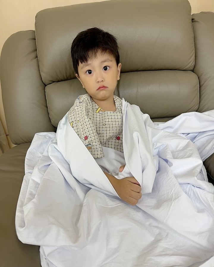 내 소원은..너야
니가 아주아주 건강했으면 좋겠어
아주아주아주아주아주아주..건강해질때까지! 엄빠가! 형아가 늘 함께 지켜줄께!
-
-
#내소원을들어줘🙏 #병원이싫은아이 #예민보스 #병원이무서운엄마 #행복하려면 #건강한정신과건강한몸이꼭필요해 #그럼에도불구하고 #널낳길잘했어❣️ #엄마아들이라서고마워❤️
