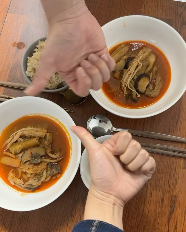 #협찬 여러분 환상의 콜라보가 왔어요!!
믿고 먹는 간편식 맛집 ‘글라이드’ 와 청담동 곱창전골 맛집 ‘청담해정’ 이 콜라보를 해서 한우곱창전골 밀키트를 런칭 했다구요!!!

와 진짜 차원이 다른 최상급 구이용 100% 한우곱창만 들어있고 야채, 버섯 등 아주 아주 풍성한 구성이에요!
많이먹는 남자친구와 둘이서 충분히 먹었어요🫶

아니 어쩜 이렇게 잡내가 하나도 없고 깊고 힙하게 맛있는 맛이 나나 봤더니 2번의 고온 스팀으로 쪄내서 식감이 부드럽고 고소한 곱이 가득한거있죠!?

육수는 또 어찌나 깊은 감칠맛니 나던지 한우 양지와 사골을 우려내서 청담해정에서 먹는 맛과 품질을 그대로 우리집 식탁에서 맛볼 수 있다구요! 
근데 가격은 더 저렴하다니 너무 좋네요❤️

#협찬 #글라이드 #청담해정 #글라이드x청담해정 #곱창전골 #곱창전골맛집