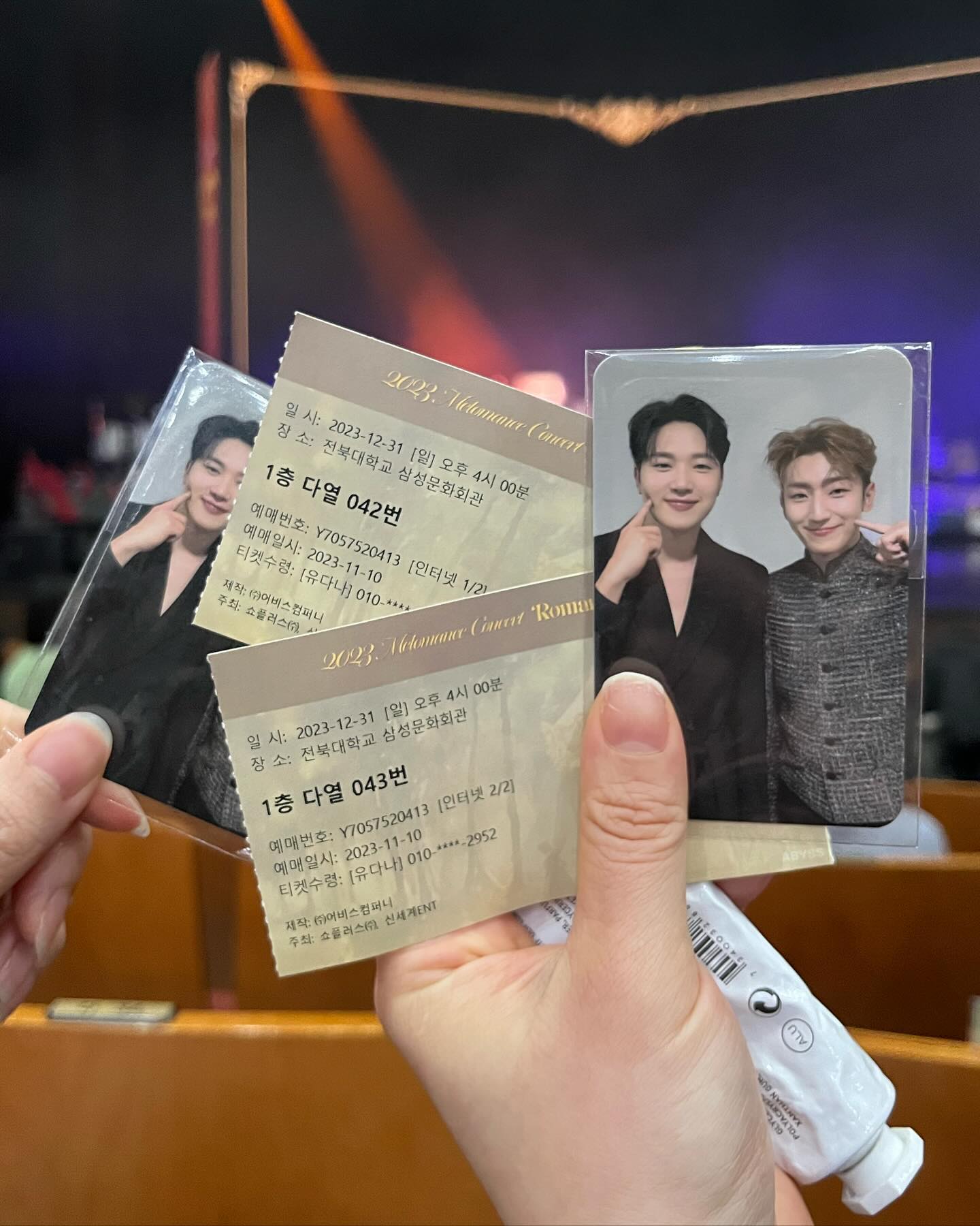 언니덕분에 인생 첫콘서트를 2023년 마지막날에 다녀와보구 너무 고마워요🫶 첫 콘서트가 멜로망스여서 더 좋았고 행복했어요❤️❤️❤️ 우리 24년도 즐겁고 재밌는일 많이 해요😘
.
.
.
.
.
.
.
.
.
.
.
.
.
#멜로망스 #김민석 #정동환 #전주 #콘서트
#멜로망스콘서트 #인생첫콘서트 #감동 #❤️