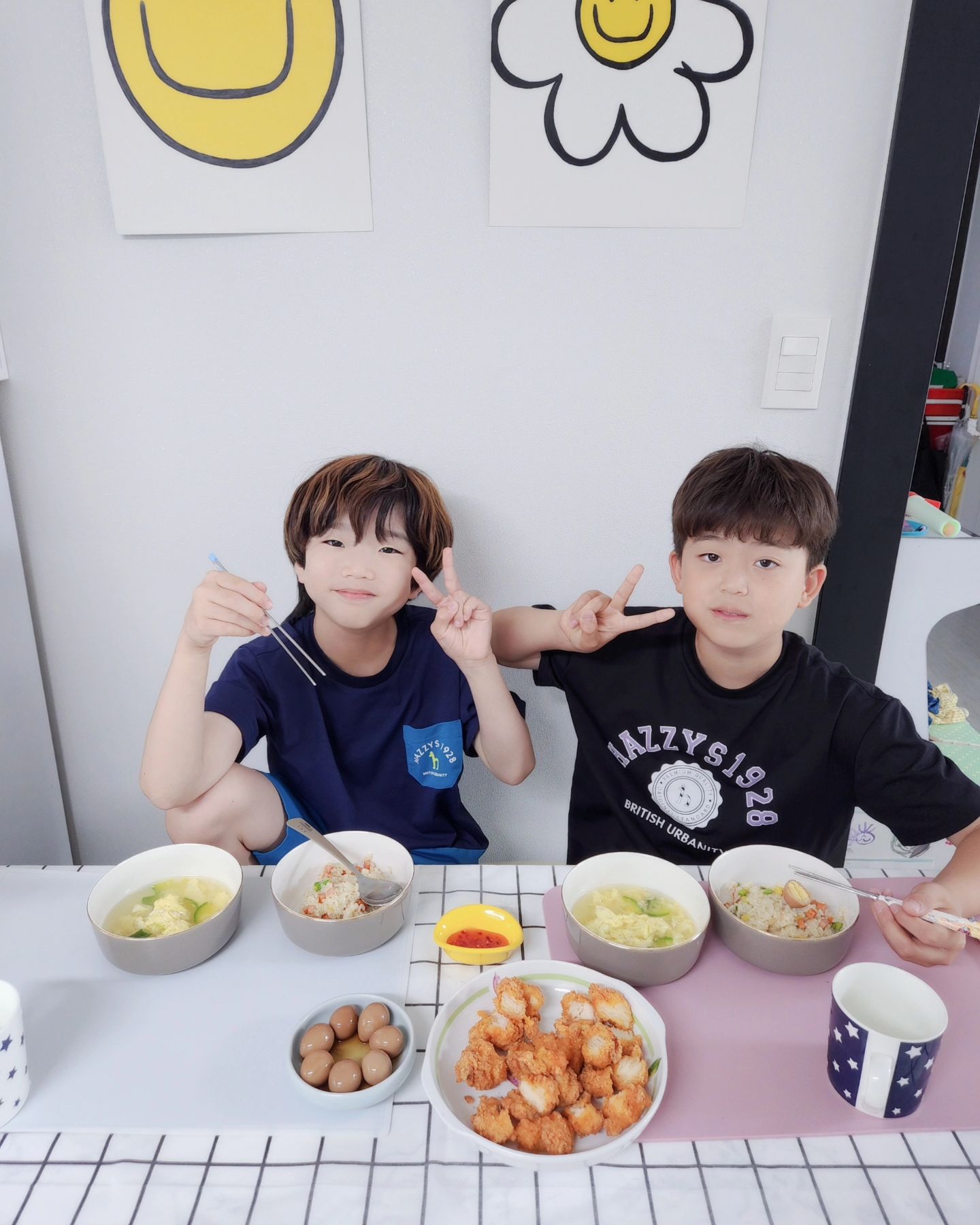+3060
볶음밥+국 별로안좋아하는
친구가 그래도 야무지게
많이 잘먹어줌🥹
과일까지 세상든든쓰~~