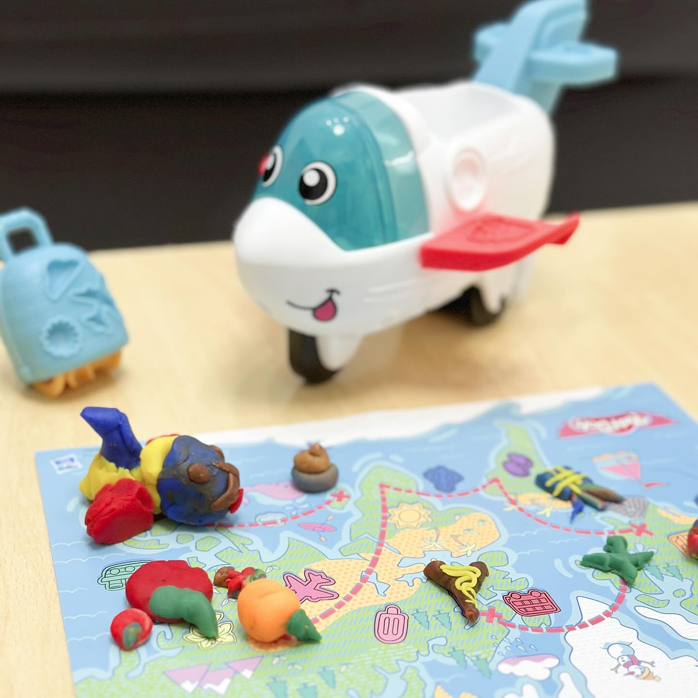 #협찬 #플레이도우 
hasbrokorea_official

#세계지도 보면서 세계 수도와 랜드마크에 관심 많은 주주형제 👦🏻👶🏻 
“플레이도 떴다떴다비행기” 를 만났습니다😍😍

조물조물 만들기 좋아하는 아이들이라 제대로 취향저격했어요 ㅎㅎ 

큼직한 비행기에 다양한 찍기틀이 있어서 소근육 발달이 필요한 어린 동생들도 쉽게 #플레이도 놀이 할 수 있겠어요✈️

캐리어랑 카메라, 지구본 등 깨알 소품도 있구요📸

세계지도 워크시트가 같이 들어있어서 그동안 갔던 해외여행 이야기와 여행지에서 먹었던 맛있는 열대과일 이야기도 나누고🥭
나중에 가고 싶은 나라와 이유까지도 들어볼 수 있었어요 

첫째는 부루즈할리파를 보러 두바이에 가고 싶다고 하고, 둘찌는 눈놀이하러 스위스에 간다네요⛷️
엄마아빠가 돈 많이 벌어야겠구나 😅😅

#비행기장난감 #안전한클레이 #촉감놀이 #클레이 #역할놀이 #장난감추천 #창의력