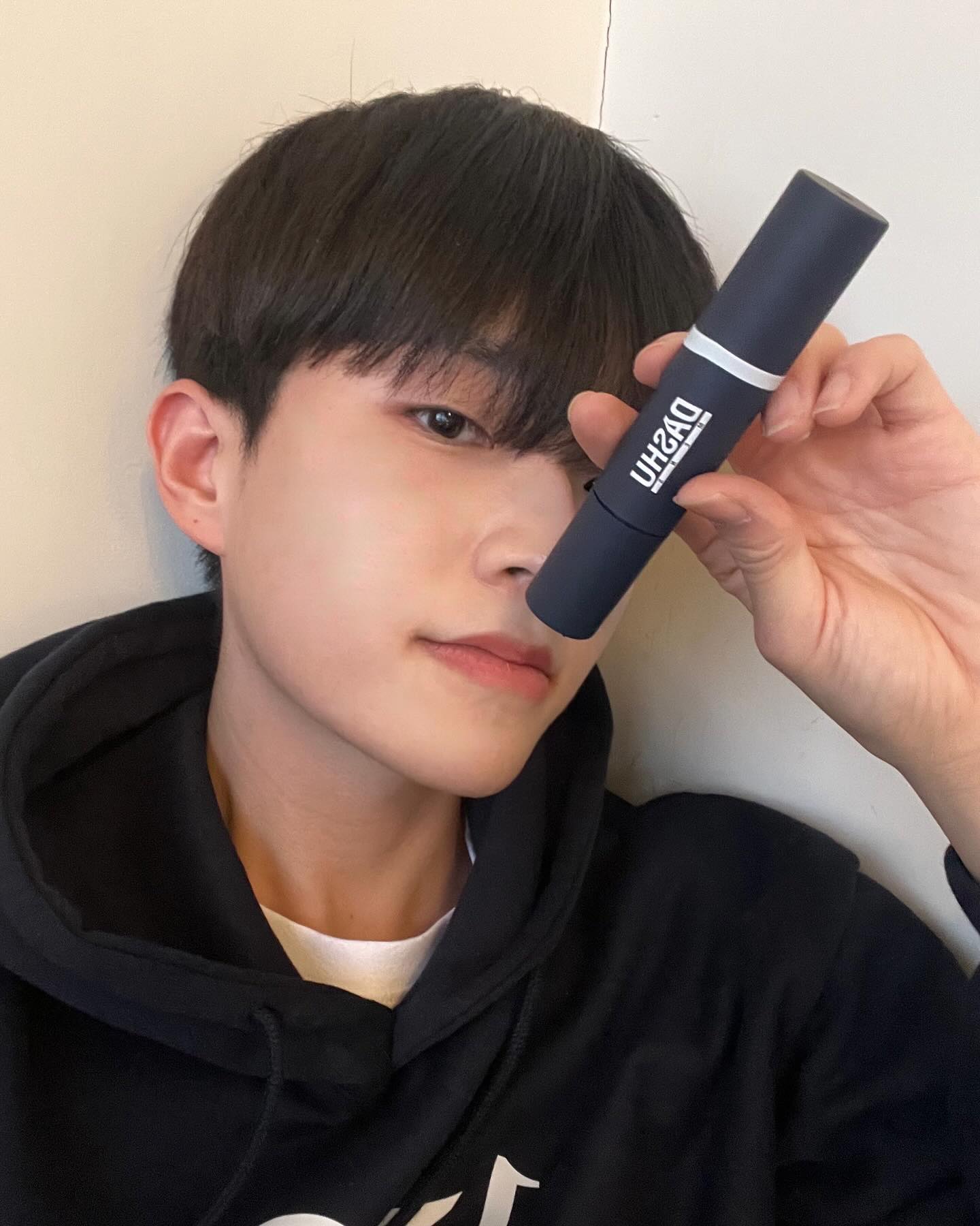 #협찬
누구나 쉽게 사용할수 있는 남성 화장품 :-]

dashu_official
다슈 커버 스틱 파운데이션 01 라이트 베이지
: 프라이머+진정에센스+선크림을 합친 3in 1 스틱 피운데이션
📎 모공 집중 케어 녹두 추출물과 피부 진정에 좋은 알란토인 함유
📎 굴곡진 부분 간편 커버 극세사모 브러쉬 내장
📎 커버 부스터 모공, 요철 지우개 프라이머 함유
📎 21-22호가 사용하기 좋은 화사한 컬러베이스

#다슈 #스틱파운데이션 #파운데이션추천 #남자파운데이션 #올리브영파운데이션 #파운데이션스틱 #파데추천