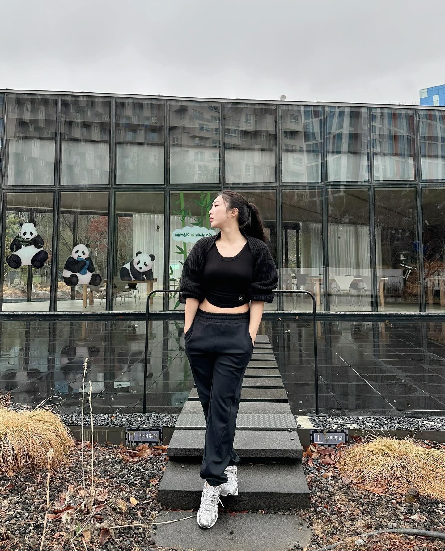 기장감이 길어서 ㄷㅏ리 길어보이는 
뉴베이직 조거 팬츠
도톰하면서도 편한 원단 무슨일이래🤍
요즘 집 앞에 나갈때나 운동갈때도 이것만 입게되네요???

#뮬라웨어 #스타일가이더 #스타일리시 #애슬레저 #스타일링 #조거팬츠