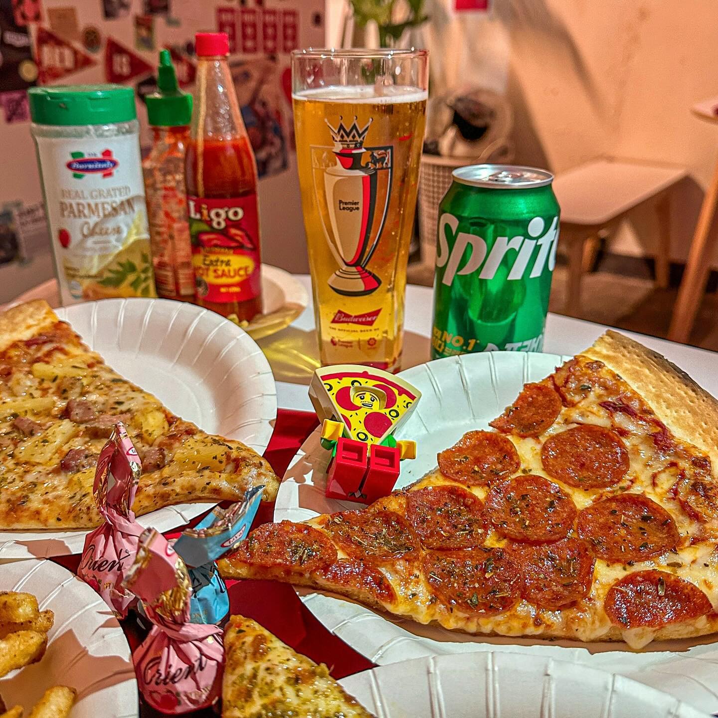 ⠀
피맥땡기면 꼭 들러야 할 ୧(´ᴗ｀)୨
뉴욕스타일 조각피자 맛집 🍕 #레드이즈미
⠀
페퍼로니, 베이컨 하와이안, 바질 페스토 등등
뭐 먹어야할지 고민할 필요없이 다시켜 🍕💗
⠀
바삭바삭한 감튀도 추가해주고
여기에 맥주까지 마셔주면 세상행복 🍻
⠀
퇴근 후 혼피맥 해주면 피로가 싹- 😎
오늘 간단하게 피맥🍕 어때요?
⠀
⠀
⠀
⠀
⠀
#협찬 #REDISME #성수역맛집 #피자 #피맥 #성수동맛집 #성수맛집 #성수피자 #성수동피자 #성수역피자 #성수동피맥 #성수동혼피 #성수맥주 #성수동맥주