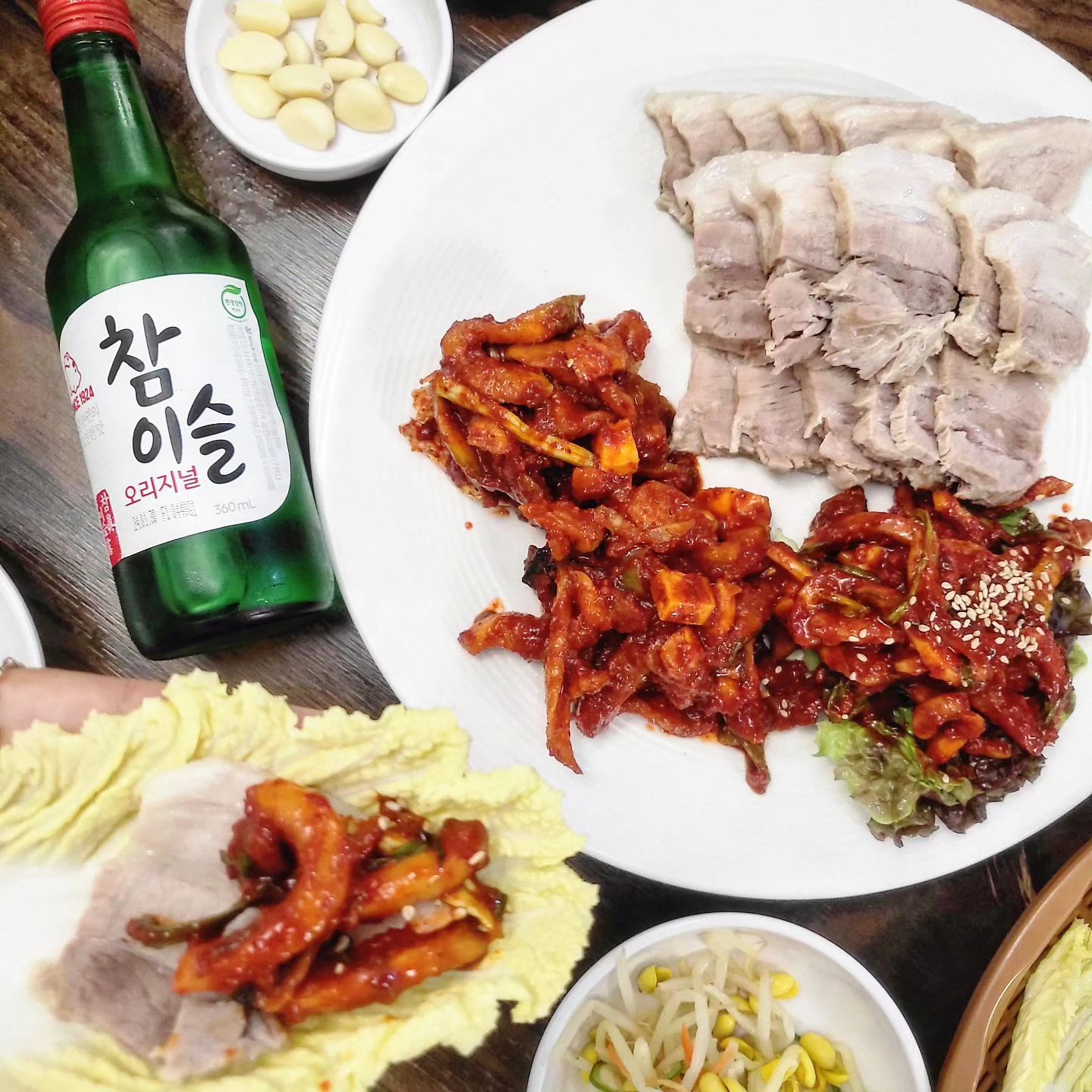 #협찬 "종로3가 단골 보쌈맛집"
#흥부가

종로에 가면 꼭 들리게되는 
종로 보쌈골목에서 가장 오래된 집!
종로3가 보쌈골목에서 
오랫동안(26년) 운영하고있는 
보쌈전문점이랍니다

흥부가 보쌈 먹고나면
아~~이거 찐 보쌈이구나..할꺼랍니다
보쌈을 주문하면
🐔닭도리탕이나 🐷감자탕이 서비스!
모듬전까지 서비스인건 안비밀!

전 젤 좋아하는 🦑#오징어보쌈 을 먹었지요
쫄깃한 오징어와
갓만든 시원함의 무말랭이.
잡내 전혀없이 촉촉하니 너무맛있는 고기
어느하나 놓치기 힘든 맛이랍니다

다음번엔 #명란보쌈 을 먹을 예정이라는~

.

다른곳과달리
매장내 🚻남.녀 화장실이 있는
장점도 꼭 알려드려요~~^^

🏠흥부가
📫서울 종로구 수표로20길 22
☎️02.2269.8110

-----------------------♡♡

#종로모임추천 #종로모임장소 #종로보쌈골목 #종로보쌈 #종로3가맛집 #종로맛집 #종로흥부가 #종로오징어보쌈 #종로보쌈맛집 #종로찐맛집
