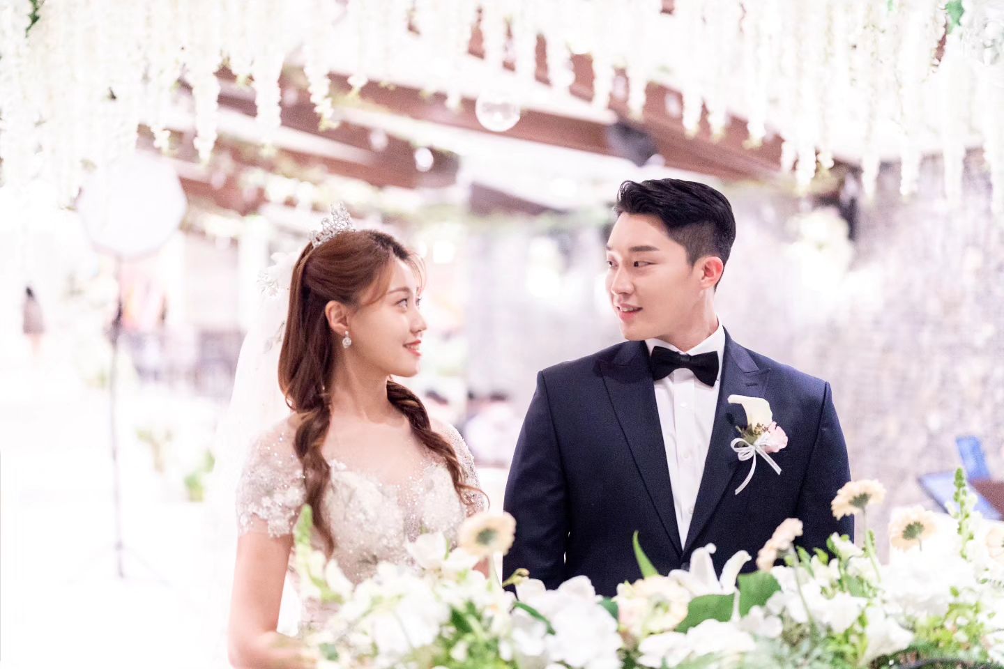💍결혼 1주년 2023.01.15 💎
이제서야 올리는 본식사진💕

1. 찐♥️쏜
2. 성일친구들 
3. 진경친구들
4. 진경친구들 반딧불이
5. 신부입장
6,7. 축가
8. 축사
9. 이쁜척
10. 행진

이쁘게 찍어준 forget_me_not_91 오빠 고마워요🥰
.
.
.
#브리엘 #daily #selfie #셀스타그램 #얼스타그램 #셀카 #selca #데일리룩 #델룩 #패션스타그램 #fashion #ootd #dailylook #일상 #소통 #럽스타그램 #결혼스타그램 #본식스냅 #본식촬영 #결혼사진 #본식사진 #강남라비돌웨딩