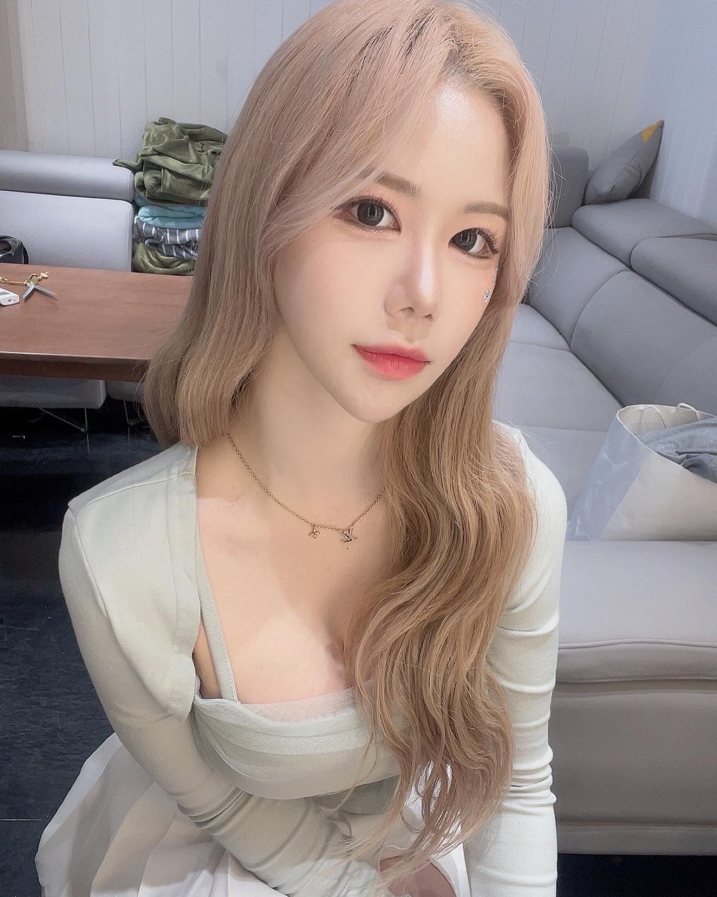 이제 진짜 흑발할때가 온거같은데 음 음😕
#금발 #흑발 #🤯