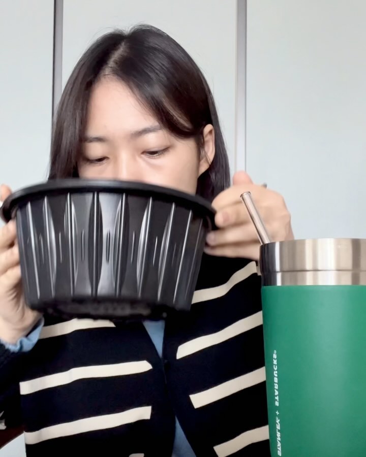 ⭐️냉면은 기적이였어요⭐️
맑은 토요일이네요~ 뭐하고계세요?🩷
⠀ 
물냉 만세 !!!! 루다 미역국에 계란찜해서 밥 차리는데
역한거 꾹꾹 누르고.. 냉장고 투명용기 속 죄없는 반찬들도
나랑 눈마주치면 자동 인상등극중요..🤨
⠀ 
시원한것만 계속 먹고 쭉쭉 먹는데요ㅋㅋㅋ
⠀ 
그와중에 먹덧은 우리남편한테 온 건지..(?)
어젯밤에 제육+우렁강된장+야채쌈에
아름다운 한 상 클리어하고 냉장고 또 뒤적,,
⠀ 
시리얼+우유 말더니....무려 두그릇...
그러고는 치킨땡긴다는...
이렇게 다이어트 비포애프터 재촬영 각..?
🤭
⠀ 
#아내를향한남편의큰그림
⠀