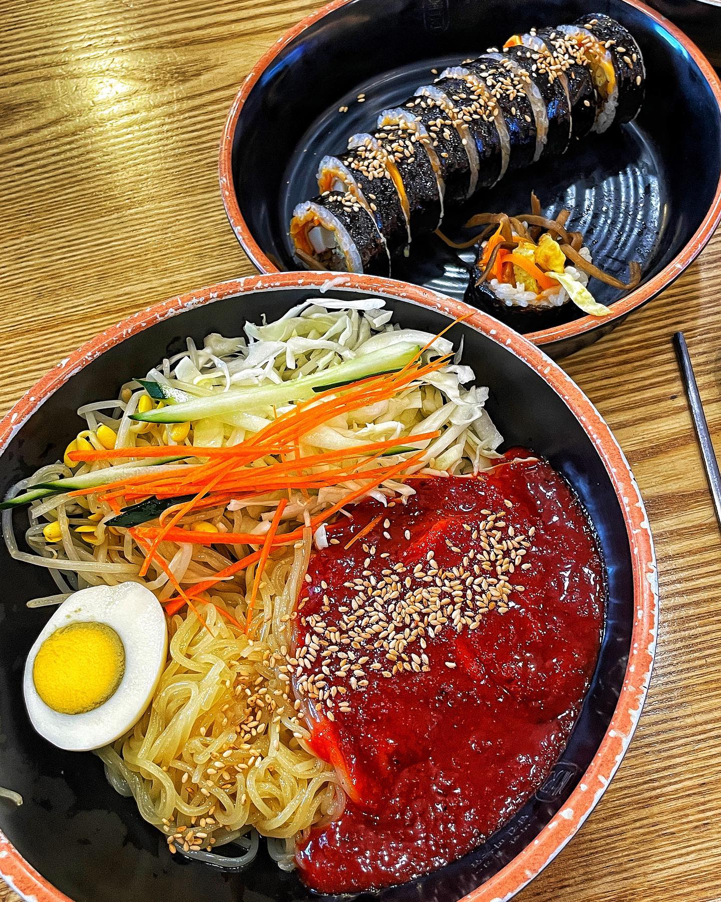#내돈내먹 키키 요즘 날이 너무 더워서 그런지
뭔가 쌔콤〰️한거 땡기자내요 !
그래서 집가는길에 못참고 
제 최애 조합 쫄면 + 김밥 먹고왔어영🩵

굴포천에 위치한 #불난집김밥 이라는 곳인데 
평일 저녁에 가면 만석 실화? 😭😭😭
지난번에 갔다가 사람 많아서 
못 먹은건 비밀,, 
그래서 다시 도전한건 안 비밀,, 🫶🫶

보통 김밥 + 라면 조합 김밥 +떡볶이
요 조합으루 많이들 드시더라구요 !!
저도 원래 라면파인데 이번엔 쫄면을 🍝
넙적~한 그릇에 담아줘서 그런지
왠지 더 먹음직스러워 보이구요 🩵
양도 어찌나 혜자로운지 !! 담에 또 가려구욧

사장님두 친절하시구 매장도 깔끔쓰 🧚
담에 가면 떡볶이도 먹어볼거여요 🐷

📍삼산동 불난집김밥
- 인천 부평구 체육관로 14
- 매일 07:00 ~ 21:00 
(14:30 ~ 15:00 브레이크타임)

📍메뉴 
• ➡️ 치즈김밥 4.0
• ➡️ 쫄면 6.0

#굴포천 #굴포천역맛집 #굴포천맛집 #삼산맛집 #삼산동맛집 #인천삼산동맛집 #굴포천김밥 #부평구맛집 #먹팔 #먹스타그램 #먹스타 #먹방스타그램 #먹팔해요 #먹팔맞팔 #먹팔환영 #먹스타맞팔 #김밥맛집