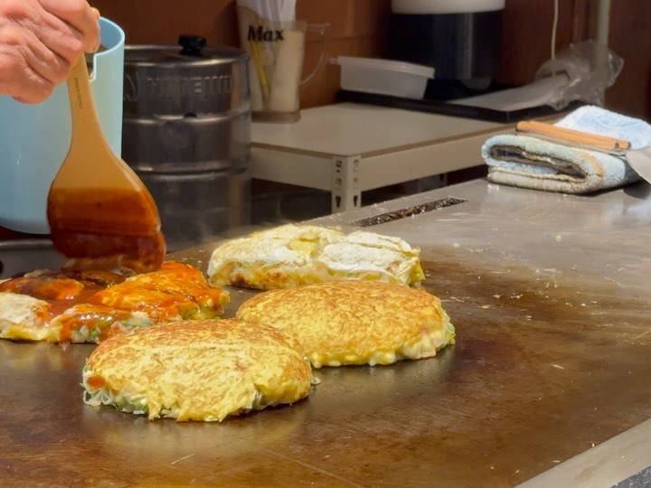 오코노미야끼 장인이 말아주는,,,, 찐 오코노미야끼!
대구 최초의 최고의 오코노미야끼집이다.
찐으로 10년도 더 전부터 갔던 곳인데 최근에 생각나서 다시 방문. 
대구 #동명오코노미야끼 동성로점

이자카야에서 어설프게 파는 레토르트 오코노미야끼에 질렸다면, 눈앞에서 화려하게 볶볶해주는 찐 오코노미야끼를 먹어보자. 
스페셜 치즈 오코노미야끼 (시그니처) 와 야끼소바 주문. 
스페셜치즈 오코노미야끼는 주문하면 바로 철판에 볶볶해서 주시는데, 눈 앞에 철판에서 볶는걸 보는 재미도 있다. 
비주얼부터 합격인데....철판에서 바로 볶아서 나와서 진짜 찐으로 맛있다! 요거 완전 단짠이라 술 도둑.
야끼소바도 면 자체가 맛있고, 소스가 매우 잘 스며들어서 배부름에도 불구하고 거의 다 먹었음. 

*  종류도 다양하고, 다찌석에 앉으면 일행과 이야기 하기 좋구, 테이블석도 있어서 단체 손님도 가능. 
* 주말 기준, 5시 오픈인데 6시쯤엔 거의 만석이 되는거 같으므로 웨이팅 싫어하는 사람들은 일찍 가보길.
* 스페셜 치즈 오코노미야끼 + 한우투뿔 안심스테이크 세트로도 판매중이니, 2인이상 간다면 요걸로 먹어보길!