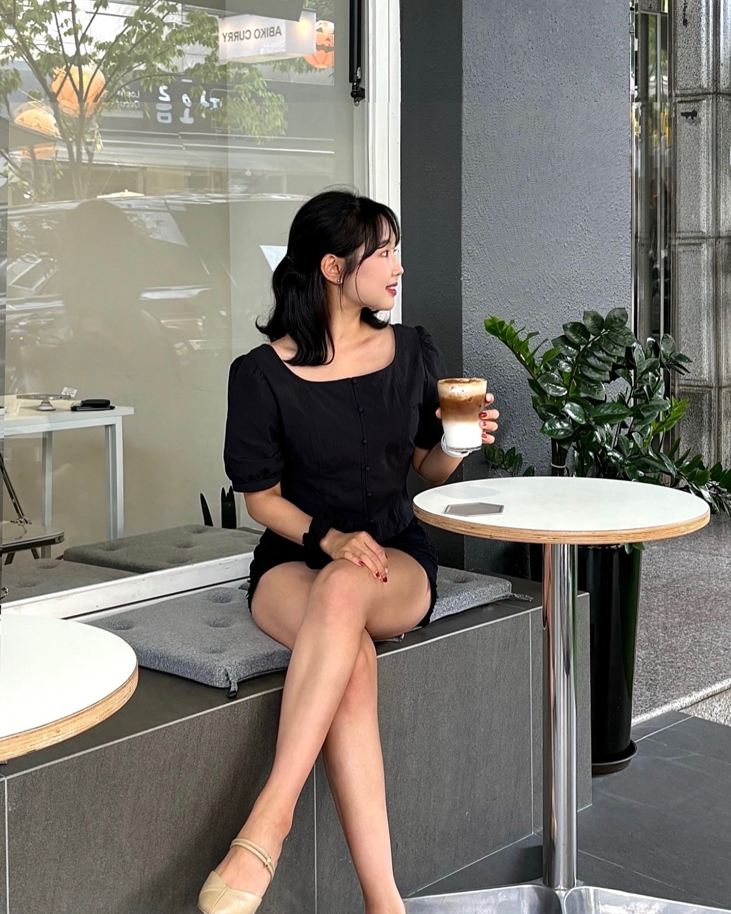 #협찬 instep_coffee 

 오랜만에 보정동 카페거리 나들이🥰

 맛있는 커피와 디저트로 행복충전하고, 예쁜 테라스 덕에 인생샷도 건진 나 완전 럭키빅키쟈나?😛

 할로윈 무드 제대로 장착한 보정동 카페거리 안에 자리잡은 힙한 카페 #인스텝커피 에 다녀왔다. 전체적으로 블랙 앤 화이트 톤의 깔끔한 인테리어라 인스타 갬성 낭낭하다! 자갈이 깔려 있는 야외 테라스도 너무 예뻐서 찍었다 하면 무조건 인생샷이다📸🖤 역시 해방일지 촬영지로 소개된 이유가 있었다✨

 📍시그니처 음료인 인스텝 아몬드라떼(6500원)는 과하게 달지 않고 아몬드 맛이 은은하게 나는 고숩달달 크림라떼다. 맛있어서 호록호록 계속 마시게 된다 ㅎㅎㅎ

 📍시그니처 디저트인 크로플(10000원)도 먹어봤다. 일단 비주얼부터 너무 합격!! 조심스럽게 컷팅해서 한입 먹어봤는데,, 겉바속촉 식감에 부드러운 바닐라 아이스크림의 조화가 미쳐따,,👏🏻👏🏻 

 달다구리 디저트에 아아는 못참지!! 시원한 아메리카노(5500원)도 한모금 했는데, 고소하면서도 약간의 단맛이 나는 맛있는 커피였다☕️

 + 나중에 알게된 사실인데, 인스텝커피의 커피원두는 에디오피아, 인디아, 콜롬비아 원산지 원두가 블랜딩된 제품을 유명블랜더 대표님께서 직접컨택 및 소싱하여 사용한다고 한다. 어쩐지 입안을 감싸는 묵직한 바디감이 다른커피와 다르더라니,,🖤🤍

 크로플 뿐만아니라 스콘, 쿠키, 케잌 등 다양한 디저트 메뉴가 있었는데 모두 매장에서 직접 만들어진다고 한다. 하나같이 다 맛있어 보였는데, 합리적인 가격에 놀랐다👀 큼지막한 플레인 스콘이 3500원 밖에 안함...🫶🏻

 예쁘고, 커피부터 디저트까지 맛있는 분위기 맛집 #instep 커피로 나들이 가자💕 #데이트코스추천 

-
#보정동카페거리 #보정동카페거리카페 #보정동카페추천 #보정동인스텝커피 #보정맛집 #맞팔 #fff #f4f #instep_coffee