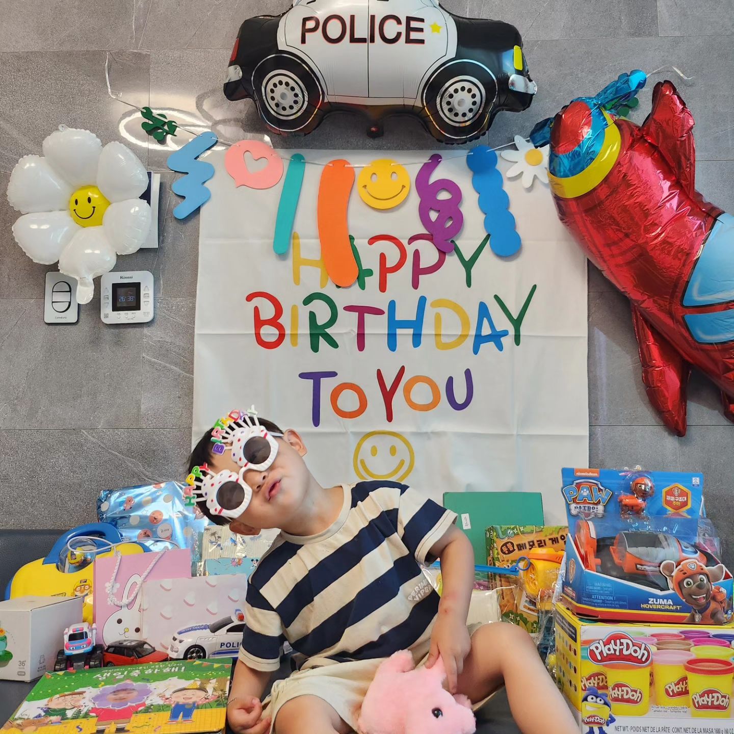 #생일
엄마 생일날 선물처럼 품에안긴 너
벌써 36개월, 4살 형아가 되었구나

내새끼가 전부터 갖고싶다 한 것들 하나씩 다 준비했는데 지나고나니 또 아쉬움..

언제까지나 사랑하고 또 사랑한다💕

#36개월 #생일 #생일선물 #아들맘
#아들바보 #사랑해 #최고의선물